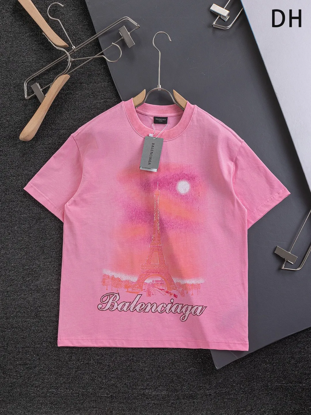 🅿️210 Balenciaga Double BB Slightly wide version S-XL 25ss New Year catwalk hot sale🔥New style washed Eiffel Tower🗼Night view printed logo short-sleeved T-shirt is full of retro flavor. Every new product in Paris is bound to set off a fashion wave. This one is no exception..🙈🙈Both men and women are super handsome! The os version is not picky at all, and the high-quality products are rare and sold in limited quantities. Balenciaga's new Be different round neck short-sleeved, basic style casual T-shirt, the overall design is simple and fashionable, very elegant and clean. Made of 100% pure cotton fabric, the upper body is soft and comfortable. The details are just right, not exaggerated, and have a sense of design. This T-shirt is a couple's style that can be worn by both men and women. It is fashionable, versatile and easy to wear! Color: Black Pink Gray Size: S MLXL Size chart: S: Shoulder width 50 - Bust 54 - Clothing length 70 M: Shoulder width 52 - Bust 56.5 - Clothing length 72 L: Shoulder width 54 - Bust 59 - Clothing length 74 XL: Shoulder width 56 - Bust 61.5 - Clothing length 76