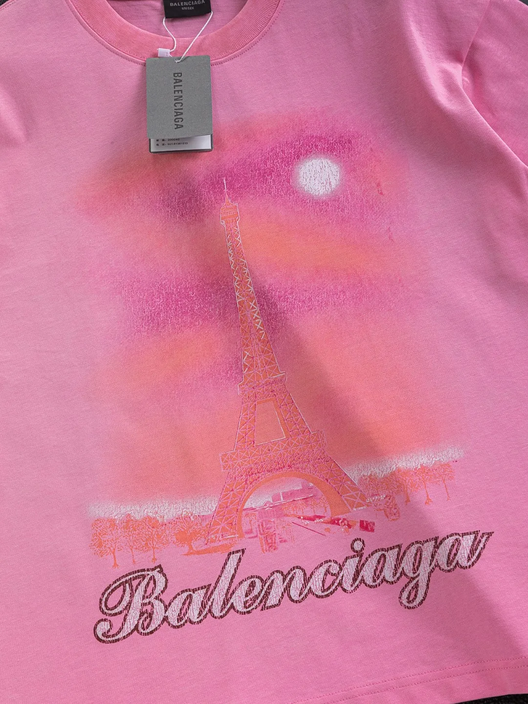 🅿️210 Balenciaga Double BB Slightly wide version S-XL 25ss New Year catwalk hot sale🔥New style washed Eiffel Tower🗼Night view printed logo short-sleeved T-shirt is full of retro flavor. Every new product in Paris is bound to set off a fashion wave. This one is no exception..🙈🙈Both men and women are super handsome! The os version is not picky at all, and the high-quality products are rare and sold in limited quantities. Balenciaga's new Be different round neck short-sleeved, basic style casual T-shirt, the overall design is simple and fashionable, very elegant and clean. Made of 100% pure cotton fabric, the upper body is soft and comfortable. The details are just right, not exaggerated, and have a sense of design. This T-shirt is a couple's style that can be worn by both men and women. It is fashionable, versatile and easy to wear! Color: Black Pink Gray Size: S MLXL Size chart: S: Shoulder width 50 - Bust 54 - Clothing length 70 M: Shoulder width 52 - Bust 56.5 - Clothing length 72 L: Shoulder width 54 - Bust 59 - Clothing length 74 XL: Shoulder width 56 - Bust 61.5 - Clothing length 76