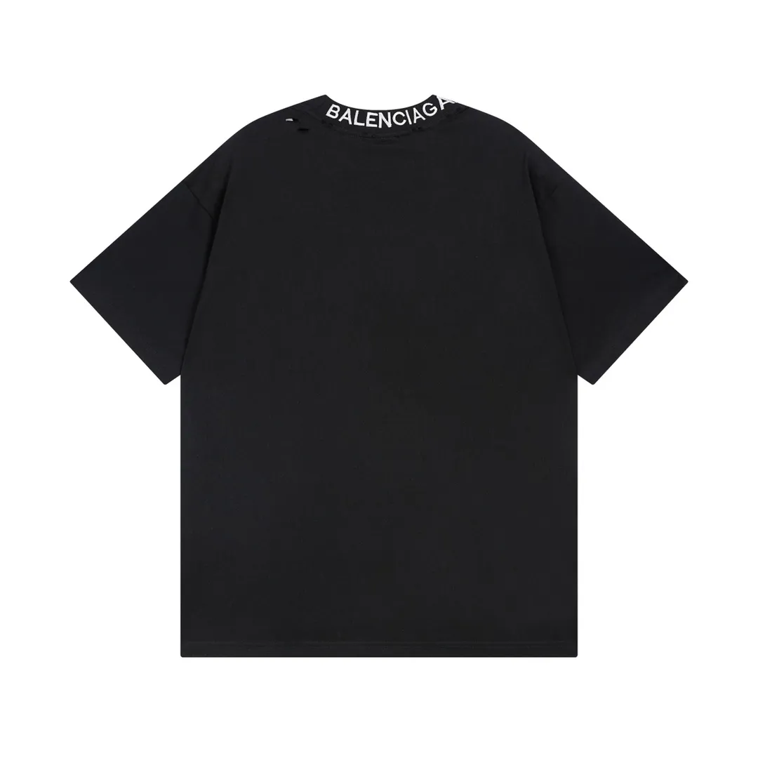 🅿️170 Detailed picture [Top version. Official website quality] BALENCI*GA/Paris # ribbed embroidered letters on the back neck. Ready-made retro worn short-sleeved T-shirt # Brick Cabinet Synchronization. The fabric is made of Paris ZP custom-woven and dyed cotton double yarn. Weighing 260 grams, the cloth surface is clean. The cloth pattern is clear, soft and comfortable. The color fastness is good. It is not easy to change color. The threads are dyed with no color difference. The classic LOGO letter embroidery uses imported embroidery machines, and the embroidery thread uses imported matte light, which is soft to the touch, does not pierce the flesh, and the letters are three-dimensional and full. It is produced in Jubie market based on pictures. Comparisons welcome. The finished product is worn and distressed. The letters are clear. The three-dimensional effect is strong. The version adopts the OS loose shoulder style. The same style for men and women. Coding: BL223099 Color: black. White Size: XS to L