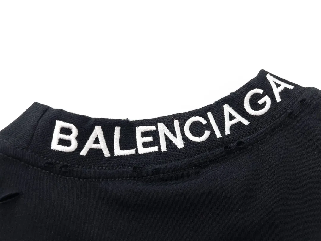 🅿️170 Detailed picture [Top version. Official website quality] BALENCI*GA/Paris # ribbed embroidered letters on the back neck. Ready-made retro worn short-sleeved T-shirt # Brick Cabinet Synchronization. The fabric is made of Paris ZP custom-woven and dyed cotton double yarn. Weighing 260 grams, the cloth surface is clean. The cloth pattern is clear, soft and comfortable. The color fastness is good. It is not easy to change color. The threads are dyed with no color difference. The classic LOGO letter embroidery uses imported embroidery machines, and the embroidery thread uses imported matte light, which is soft to the touch, does not pierce the flesh, and the letters are three-dimensional and full. It is produced in Jubie market based on pictures. Comparisons welcome. The finished product is worn and distressed. The letters are clear. The three-dimensional effect is strong. The version adopts the OS loose shoulder style. The same style for men and women. Coding: BL223099 Color: black. White Size: XS to L