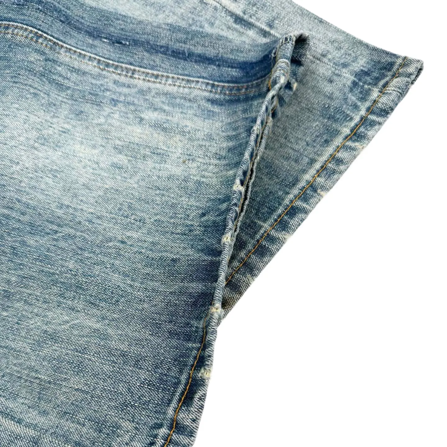 🅿️680 [Exclusive supply] BLCG 24FW spliced ​​pocket jeans (blue). The original purchase was RMB 15,200 and developed. The fabric is made of custom-made satin blue pirouetting denim material. It is full of texture and comfortable to the skin. The gradient and collision of colors are the core. The waistband is decorated with Paris kraft paper to highlight the brand's imprint. Everywhere exudes the trend, creating a walking work of art jeans. The unbridled imagination is fully displayed. Multi-dimensional fusion splicing technology, color splicing, positioning tailoring splicing, multi-pocket splicing, material dimension splicing, tedious and delicate, each step embodies the hard work and wisdom of the craftsmen. Prioritize the customization of 1:1 original denim material, stir-fry snowballs, stir-fry salt, and prepare a special corresponding solution. Add a certain amount of dye, soak the denim material in it to absorb the solvent, then scrub it and dry it to further fade and oxidize it. The rubbing and wrinkling cat's whisker technology is combined with the gun-drawing cat's whisker technology. Priority is given to hand-rubbing in specific areas to achieve a natural wrinkle effect, and then specific tools are used to draw the texture of the cat's whisker shape to create a full visual effect. Prioritize customizing the pocket template, reposition the spray horse, and specially prepare the corresponding reagent. Use a spray gun to accurately spray the reagent solution to the designated position on the pants according to the design requirements. Let the reagent react chemically with the fabric to form a step-by-step gradient effect. From deep to shallow, the gradual process is natural and rich. Size:XS/S/M/L