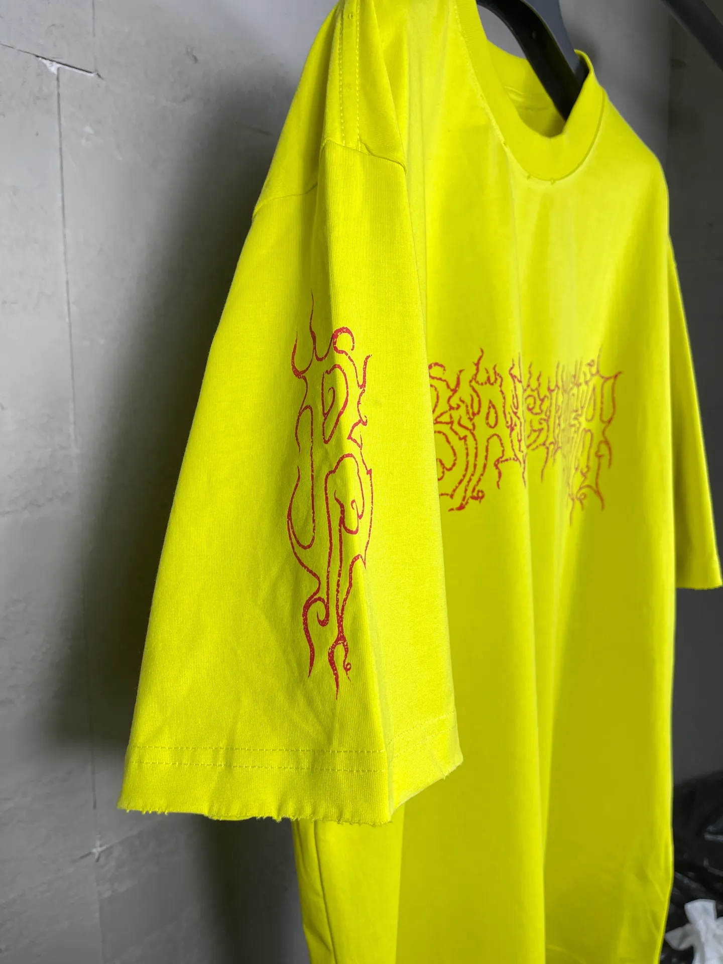 🅿️186 real photos [Top version. Official website quality] BALENCI*GA/Paris. 2024 new style flame letter LOGO destruction printed short-sleeved T-shirt. Brick cabinets are synchronized. Genuine products are developed at the first time, and you can print and compare! The fabric is made of Paris ZP custom-woven and dyed cotton double yarn. Weighing 260 grams, the cloth surface is clean. The cloth pattern is clear, soft and comfortable. The threads are dyed with no color difference. The classic LOGO is printed using environmentally friendly imported materials, with clear pattern letters and a three-dimensional effect. Restored brick cabinet. Ready-made clothes are washed, worn and distressed. Different market currency. Welcome to compare. The version adopts OS loose shoulder version. Same style for men and women. Code: BL233303 Color: black, white, yellow, gray blue Size: XS to L