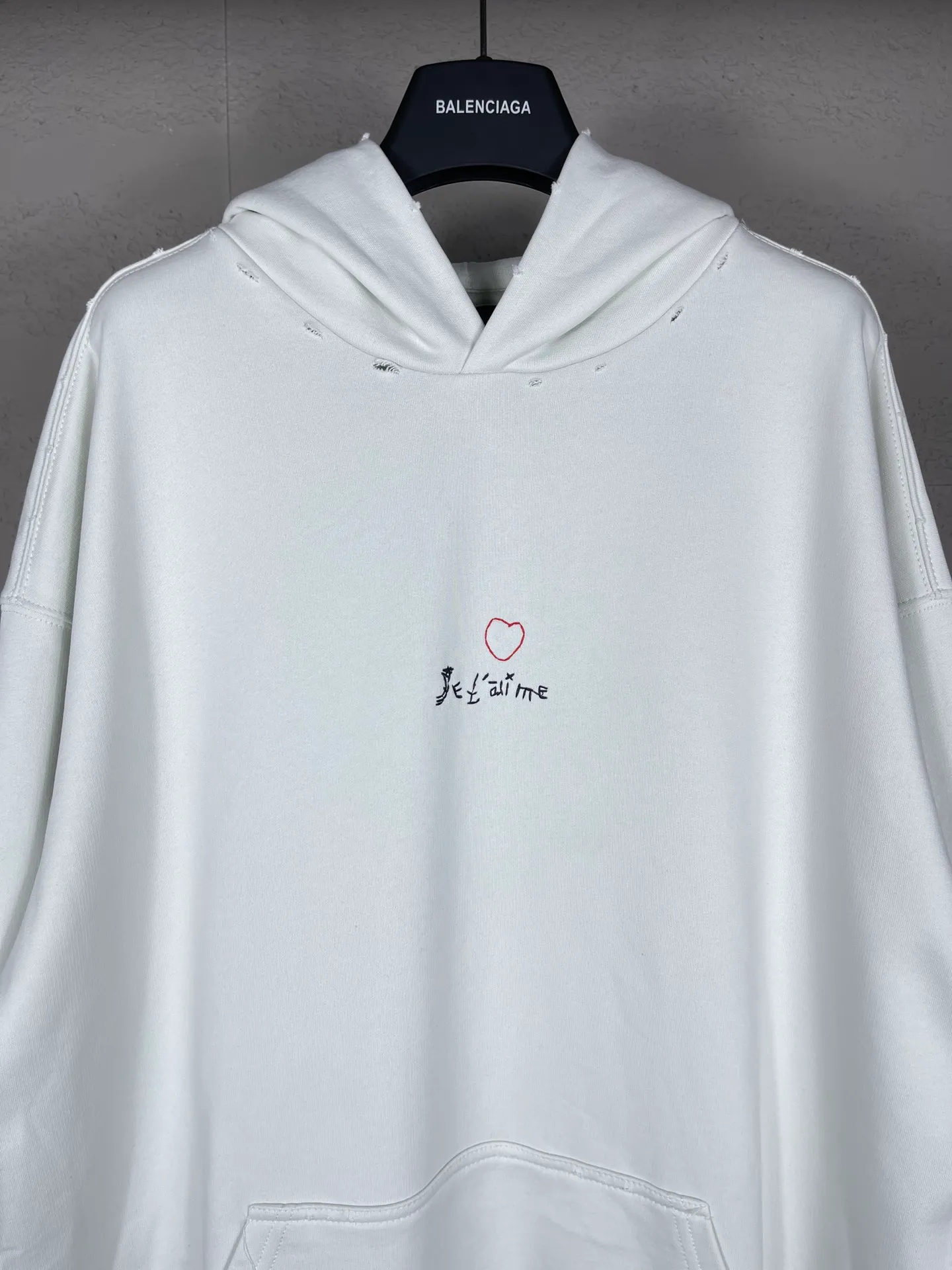 🅿️300 real photos [Top version. Official website quality] BALENCI*GA/Paris BALENCI*GA#Valentine's Day. The latest model limited to Chinese Valentine's Day, love embroidered hooded sweatshirt. Brick cabinet synchronization. The fabric is made of Paris ZP custom-woven and dyed cotton double-yarn David sweatshirt. The weight is 450 grams. The cloth surface is clean. The texture is clear. Soft and comfortable. The color fastness is good. It is not easy to change color. The threads are woven and dyed with no color difference. The front and back embroidery is embroidered with an embroidery machine imported from Tajima. The effect is three-dimensional, and the version adopts the OS loose off-shoulder version. Same style for men and women. Code: BL238011 Color: washed black. Off-white. Size: XS S M L