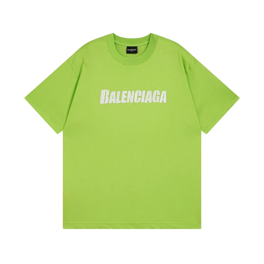 🅿️166 Detailed picture [Top version. Official website quality] BALENCI*GA/Paris. 2023 new style. Classic letter LOGO printed distressed short-sleeved T-shirt. Brick cabinet synchronization. The fabric is made of Paris ZP custom-woven and dyed 100% cotton double yarn compact cotton. The weight is 260 grams, the cloth surface is clean. The cloth pattern is clear, soft and comfortable. The threads are dyed with no color difference. The classic pattern is printed with environmentally friendly imported materials and precision printing screens, with clear letters and three-dimensional effect. Restored brick cabinet. The garments are hand-worn and distressed by many people. Different market currency. Welcome to compare. The version adopts OS loose shoulder design. Same style for men and women. Coding: BL223072 Color: black, coffee, pink, white, fruit green, navy Size: XS to L