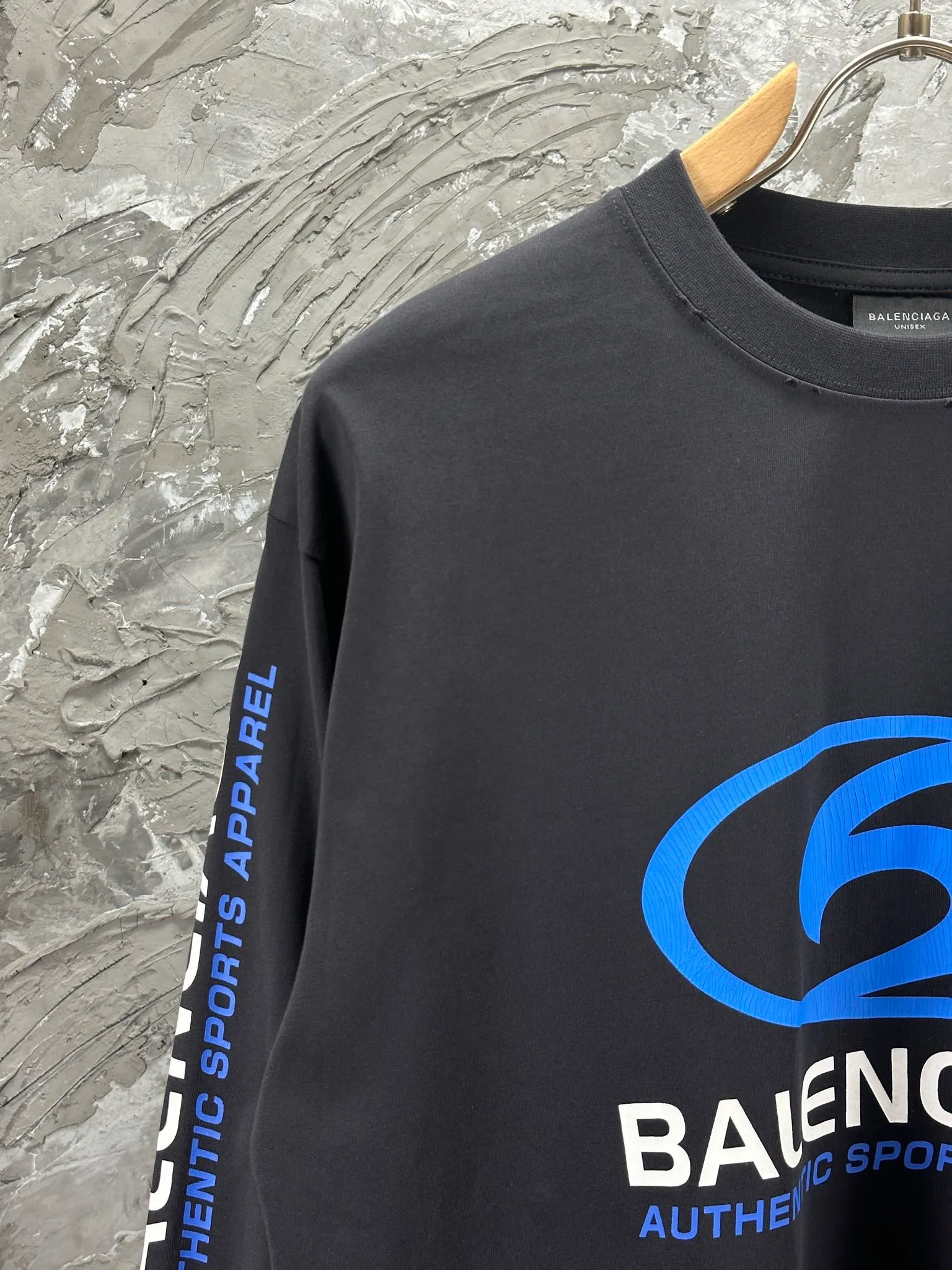 🅿️250 BALENCI*GA Paris surfing pattern long sleeves with letters. The fabric is made of Paris custom-woven double yarn cotton fabric. The weight is 280g. The thread is custom-woven and dyed without color difference. The front and back panels are made of environmentally friendly dot offset printing. Two high-temperature setting washes. os dropped shoulders and loose version. Same style for men and women -Color: gray blue beige -SIZE: XS S M L Style No. 8611#