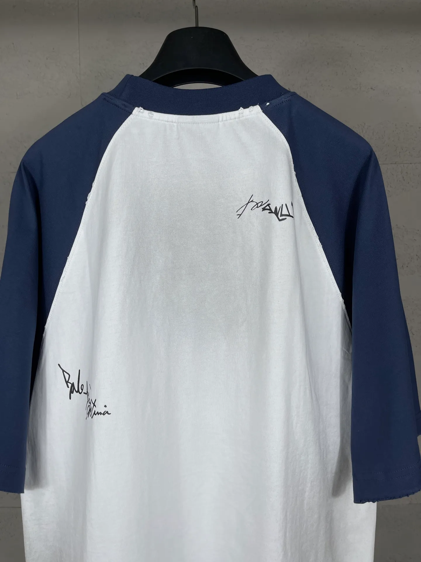 🅿️230 real photos [Top version. Official website quality] BALENCI*GA/Paris #2025 new style raglan sleeves, color matching, signature printing, embroidery LOGO, washed, distressed, hand-painted graffiti, new short-sleeved T-shirt. #2025 Brick Cabinet Synchronization Extra heavy craftsmanship. Welcome to compare. The fabric is made of Paris ZP custom-woven and dyed cotton double yarn, with a weight of 260 grams. The cloth surface is clean. The cloth pattern is clear, soft and comfortable. The threads are dyed with no color difference. The signature is printed with environmentally friendly glue, and the classic letter LOGO is embroidered with an imported Tajima embroidery machine. The letters are clear and the effect is three-dimensional. Restore brick cabinet, adopt OS loose shoulder style. Same style for men and women. Code: BL253728 Color: black, white, yellow Size: XS S M L