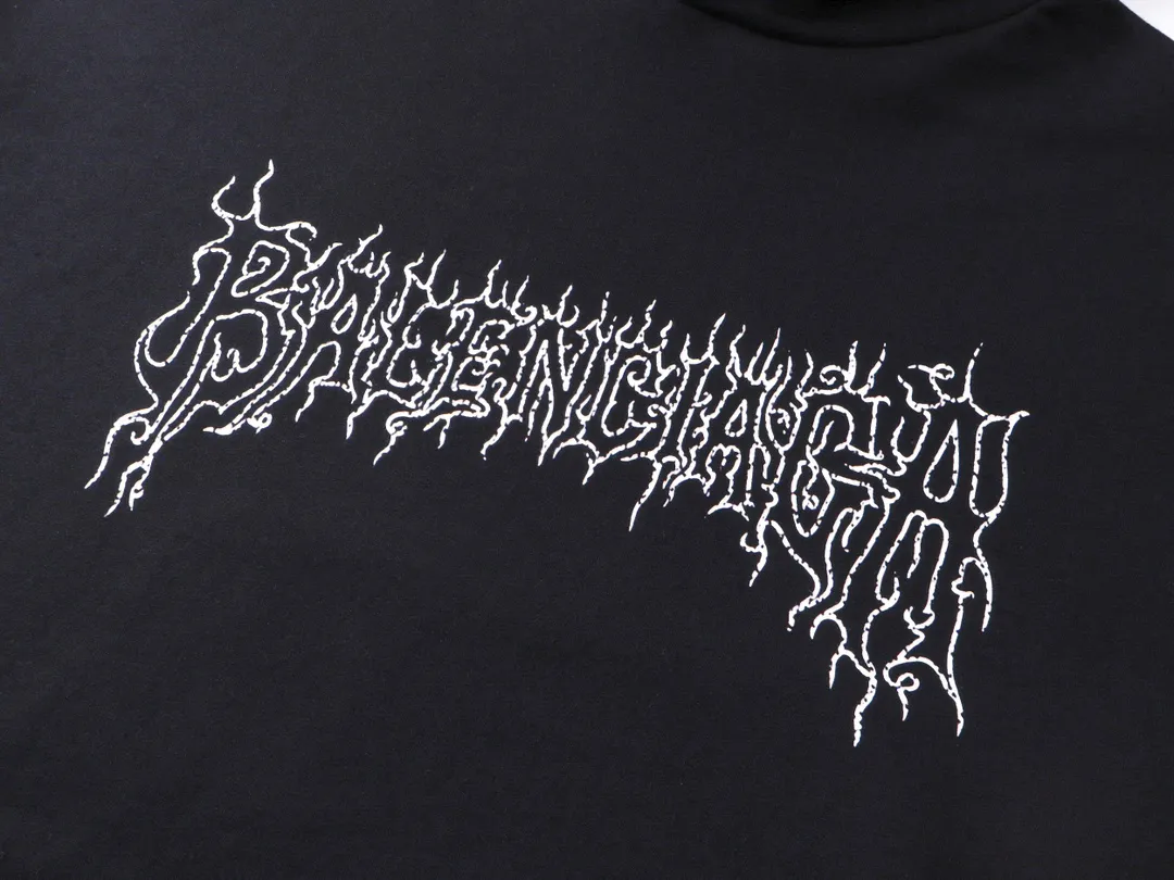 🅿️320 real photos [Top version. Official website quality] BALENCI*GA/Paris. 2024 new style flame letter LOGO destruction printed short-sleeved T-shirt. Brick cabinets are synchronized. Genuine products are developed at the first time, and you can print and compare! The fabric is made of Paris ZP custom-woven and dyed cotton sweatshirt. Weighing 460 grams, the cloth surface is clean. The cloth pattern is clear, soft and comfortable. The threads are dyed with no color difference. The classic LOGO is printed using environmentally friendly imported materials, with clear pattern letters and a three-dimensional effect. Restore the brick cabinet. Different market currency, welcome to compare, the version adopts OS loose shoulder version. Same style for men and women Coding: BL238923 Color: Black Size: XS S M L