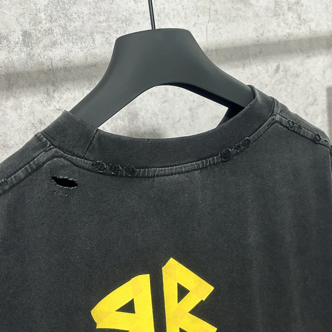 🅿️180 9110# Actual photo top version [[BALENCIA*GA] official website quality Paris new yellow tape bandage digital direct spray short-sleeved T-shirt OS version loose dropped shoulders Unisex style Fabric: 260g 100% pure cotton double yarn Process: front and rear digital direct spray garment wash worn distressed fixed color Color: gray blue white washed blue burgundy green Black silver rose red khaki Size: XS S M L