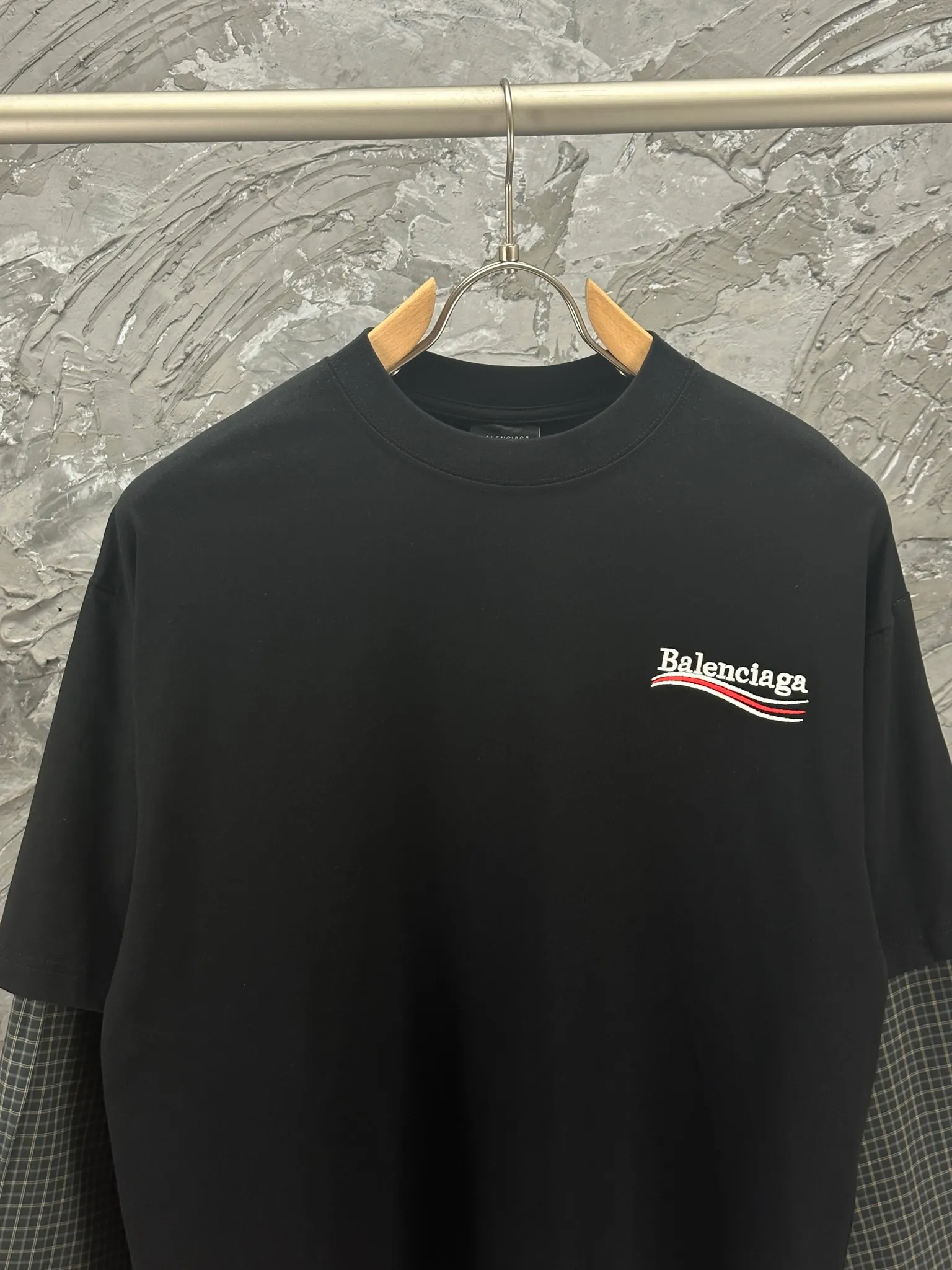 🅿️300 BALENCI*GA Paris classic cola embroidered long sleeves, the fabric is made of Paris custom-woven and dyed double-yarn pure cotton fabric. The weight is 280g. The thread is custom-woven and dyed without color difference. The front and rear panels are made of imported Tajima embroidery. The cuffs are plaid shirt splicing. Two high-temperature shaping washes. os dropped shoulders and loose version. Same style for men and women -Color: black -SIZE: XS S M L Style number 8623#