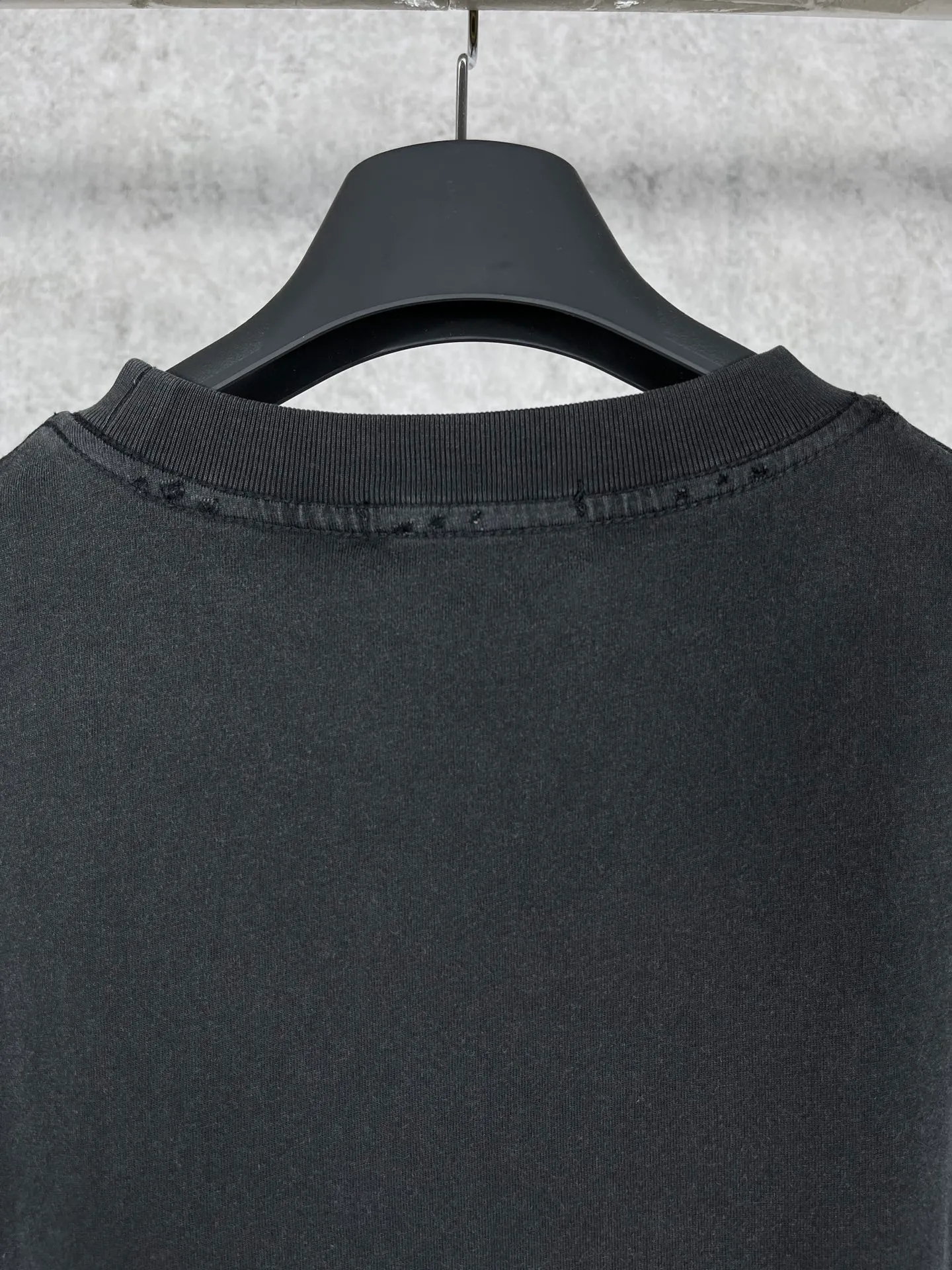 🅿️180 real photos [Top version. Official website quality] BALENCI*GA/Paris Rammstein band joint short-sleeved T-shirt. The fabric is made of Paris ZP custom-woven and dyed cotton double yarn. The net weight is 260 grams. The cloth surface is clean. The cloth pattern is clear, soft and comfortable. The threads are dyed with no color difference. The pattern adopts Kornit digital direct printing machine, the letter strips are drawn with crack technology, the direct printing color is aligned with the original color, the LOGO is embroidered on the back of the clothes and legs, the ready-made clothes are washed and worn, the brick cabinets are restored, and the Jubie market is produced according to the pictures. You are welcome to compare the version and adopt the OS loose shoulder version. Same style for men and women Code: BL223073 Color: Washed black Size: XS to L