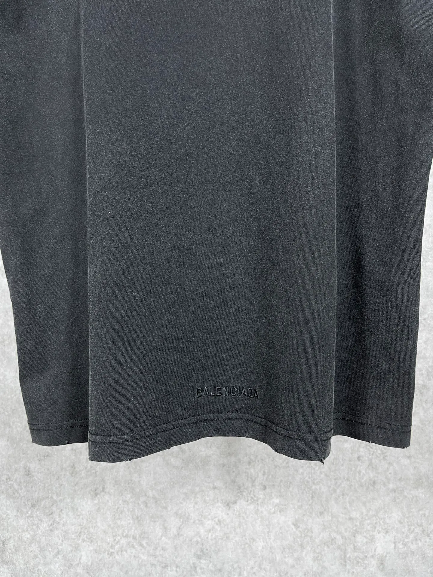 🅿️180 real photos [Top version. Official website quality] BALENCI*GA/Paris Rammstein band joint short-sleeved T-shirt. The fabric is made of Paris ZP custom-woven and dyed cotton double yarn. The net weight is 260 grams. The cloth surface is clean. The cloth pattern is clear, soft and comfortable. The threads are dyed with no color difference. The pattern adopts Kornit digital direct printing machine, the letter strips are drawn with crack technology, the direct printing color is aligned with the original color, the LOGO is embroidered on the back of the clothes and legs, the ready-made clothes are washed and worn, the brick cabinets are restored, and the Jubie market is produced according to the pictures. You are welcome to compare the version and adopt the OS loose shoulder version. Same style for men and women Code: BL223073 Color: Washed black Size: XS to L