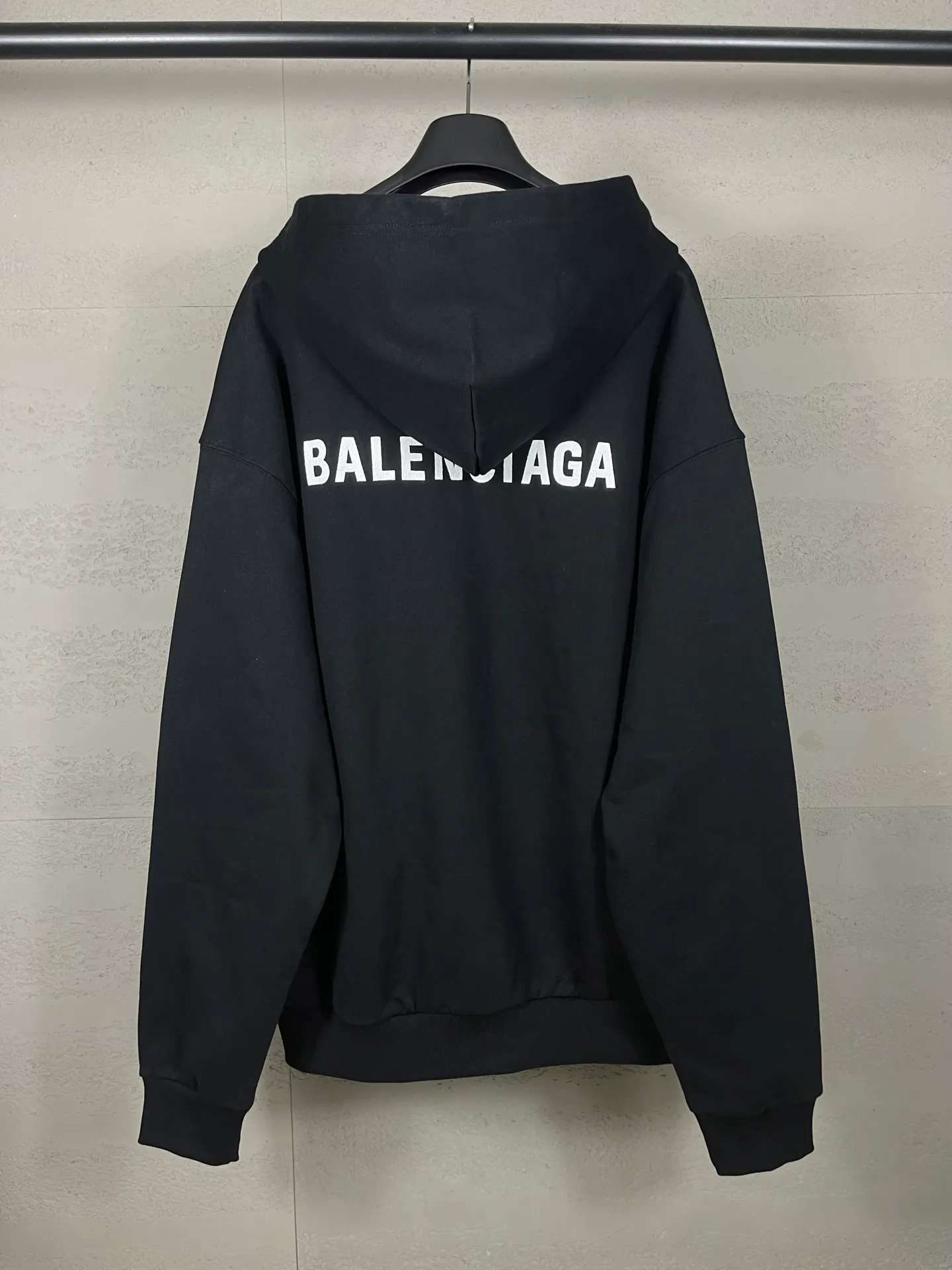 🅿️350 real photos [Top version. Official website quality] BALENCI*GA/SS26 new model. The Paris LOGO is embroidered on the front and back. The front neckline has a POLO collared hooded sweatshirt, the latest SS26 model. Research and development at the first time, different market currencies. Comparisons welcome. The fabric is made of Paris ZP custom-woven and dyed cotton sweatshirt. Weighing 460 grams, the cloth surface is clean. The cloth pattern is clear, soft and comfortable. The threads are dyed with no color difference. The embroidery is done using embroidery machines imported from Tajima. The version adopts OS loose shoulder design. Same style for men and women. Code: BL259979 Color: Black Size: XS S M L