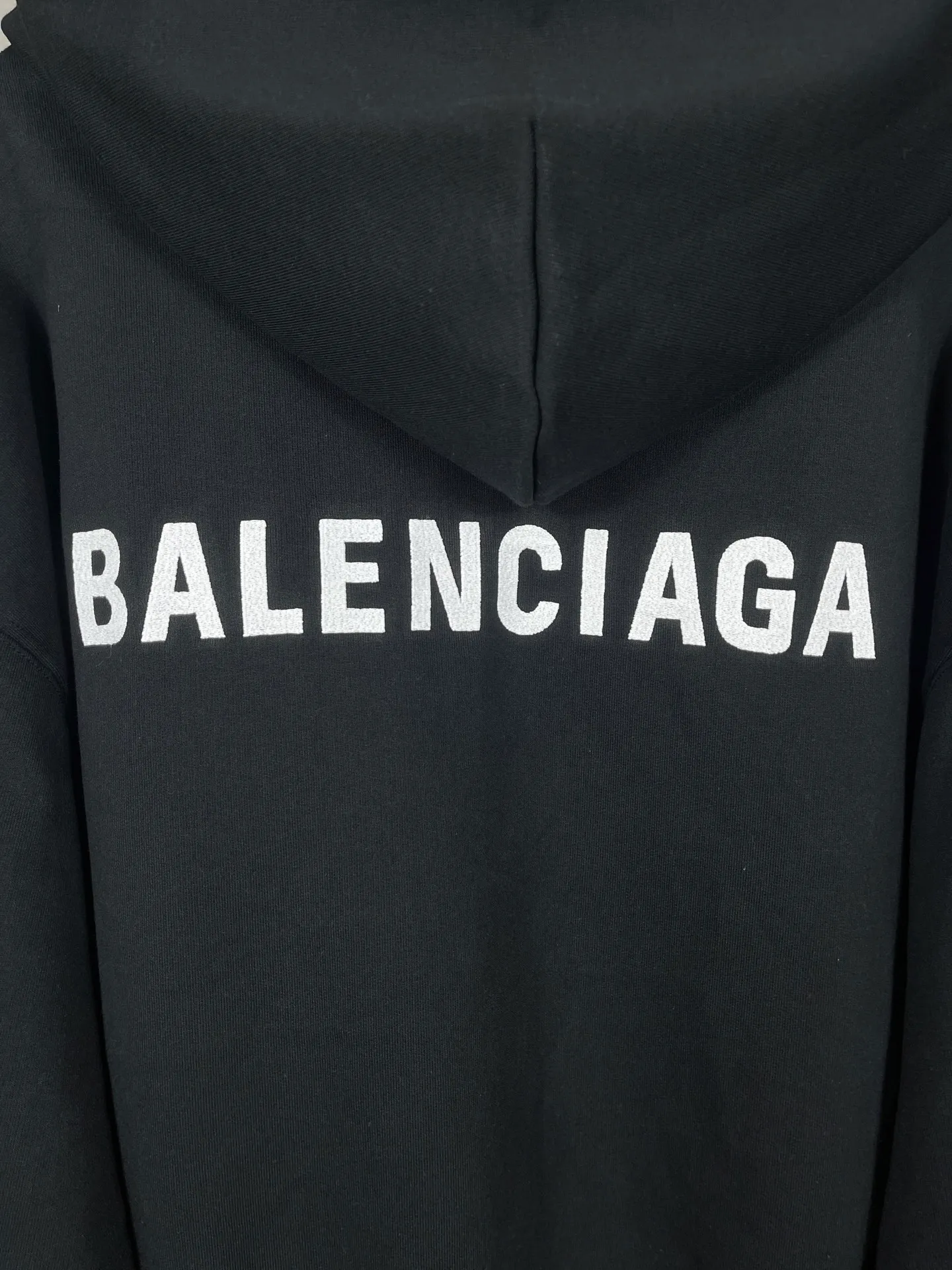 🅿️350 real photos [Top version. Official website quality] BALENCI*GA/SS26 new model. The Paris LOGO is embroidered on the front and back. The front neckline has a POLO collared hooded sweatshirt, the latest SS26 model. Research and development at the first time, different market currencies. Comparisons welcome. The fabric is made of Paris ZP custom-woven and dyed cotton sweatshirt. Weighing 460 grams, the cloth surface is clean. The cloth pattern is clear, soft and comfortable. The threads are dyed with no color difference. The embroidery is done using embroidery machines imported from Tajima. The version adopts OS loose shoulder design. Same style for men and women. Code: BL259979 Color: Black Size: XS S M L