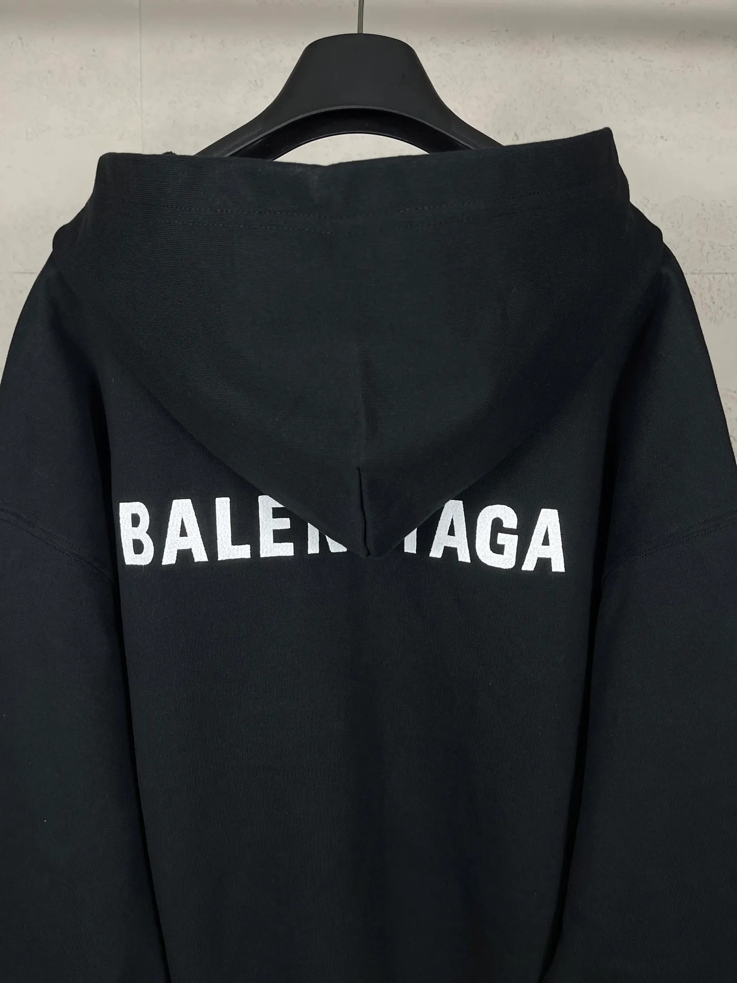🅿️350 real photos [Top version. Official website quality] BALENCI*GA/SS26 new model. The Paris LOGO is embroidered on the front and back. The front neckline has a POLO collared hooded sweatshirt, the latest SS26 model. Research and development at the first time, different market currencies. Comparisons welcome. The fabric is made of Paris ZP custom-woven and dyed cotton sweatshirt. Weighing 460 grams, the cloth surface is clean. The cloth pattern is clear, soft and comfortable. The threads are dyed with no color difference. The embroidery is done using embroidery machines imported from Tajima. The version adopts OS loose shoulder design. Same style for men and women. Code: BL259979 Color: Black Size: XS S M L