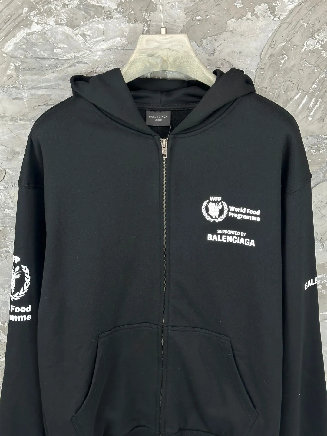 🅿️390 - BALENCI*GA Paris Food Agency co-branded hooded zipper sweatshirt. The pattern is printed with environmentally friendly foam glue. Customized matching hardware. The letters are clear. The effect is three-dimensional. Exclusively matched to the pattern, woven and dyed 460g fabric. Threads are dyed in the same vat with zero color difference. Brick cabinet synchronization. Welcome to compare. Same style for men and women -Color: black -SIZE: Xs S M L Style number 8976#
