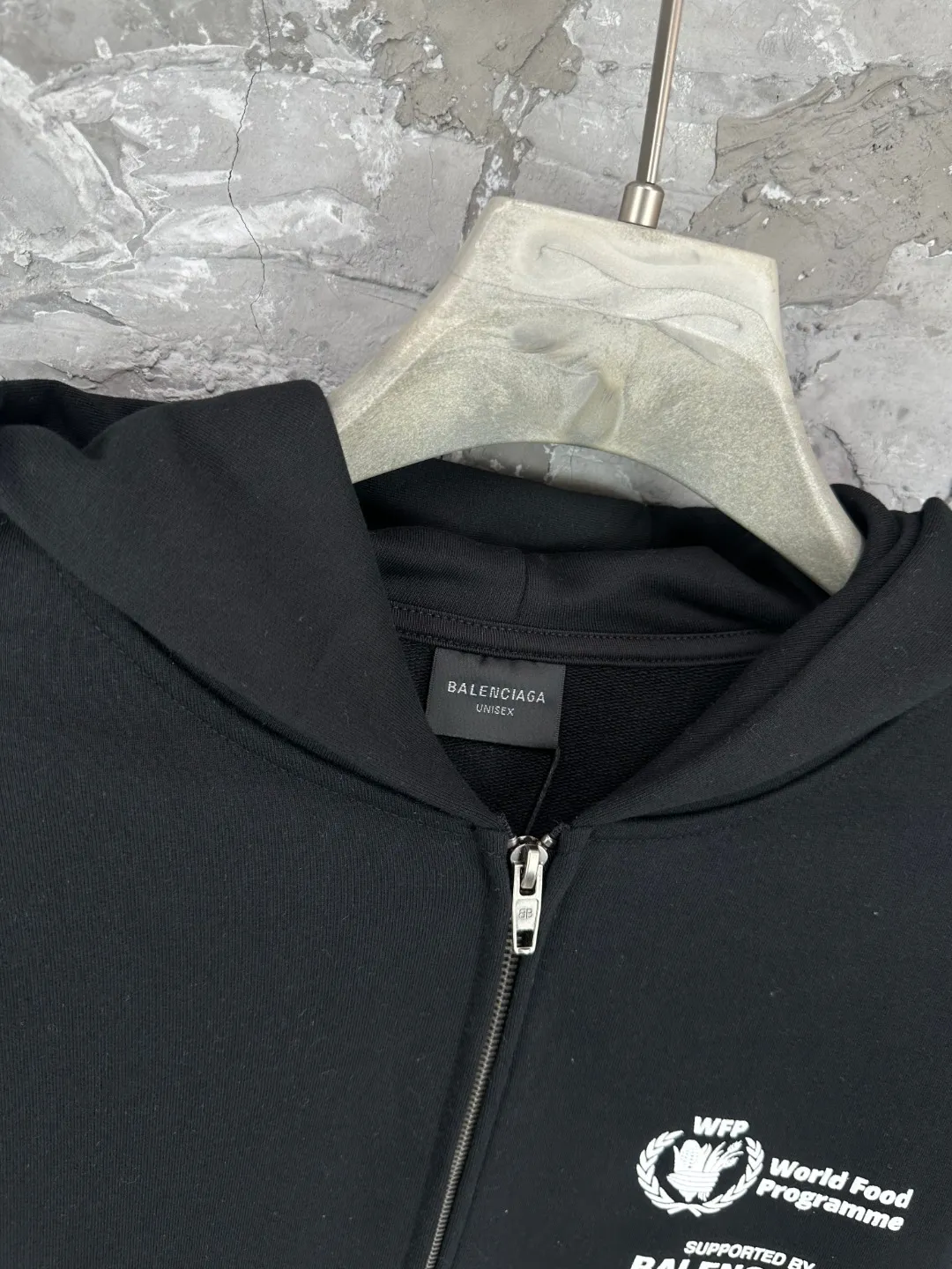 🅿️390 - BALENCI*GA Paris Food Agency co-branded hooded zipper sweatshirt. The pattern is printed with environmentally friendly foam glue. Customized matching hardware. The letters are clear. The effect is three-dimensional. Exclusively matched to the pattern, woven and dyed 460g fabric. Threads are dyed in the same vat with zero color difference. Brick cabinet synchronization. Welcome to compare. Same style for men and women -Color: black -SIZE: Xs S M L Style number 8976#
