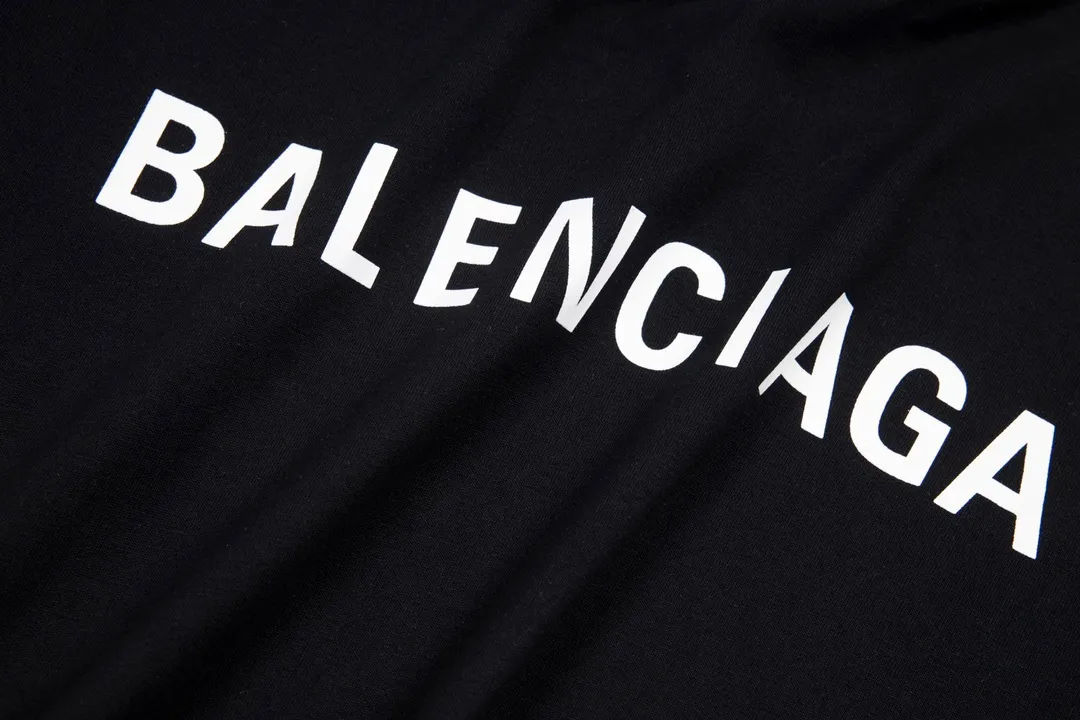🅿️166 Detailed picture [Top version. Official website quality] BALENCI*GA/Paris#Classic style. Classic letter printed short-sleeved T-shirt on the front and back #brick cabinet synchronization.                       The fabric is made of Paris ZP custom-woven and dyed cotton double yarn, weighing 260 grams. The cloth surface is clean. The cloth pattern is clear, soft and comfortable. The threads are dyed with no color difference. The classic pattern is printed with environmentally friendly imported materials, precision printing screen, the letters are clear, the effect is three-dimensional, and the brick cabinet is restored. The version adopts the OS loose shoulder version. Same style for men and women. Code: BL223022 Color: black, beige, white, blue, floral gray, beige. Size: XS to L