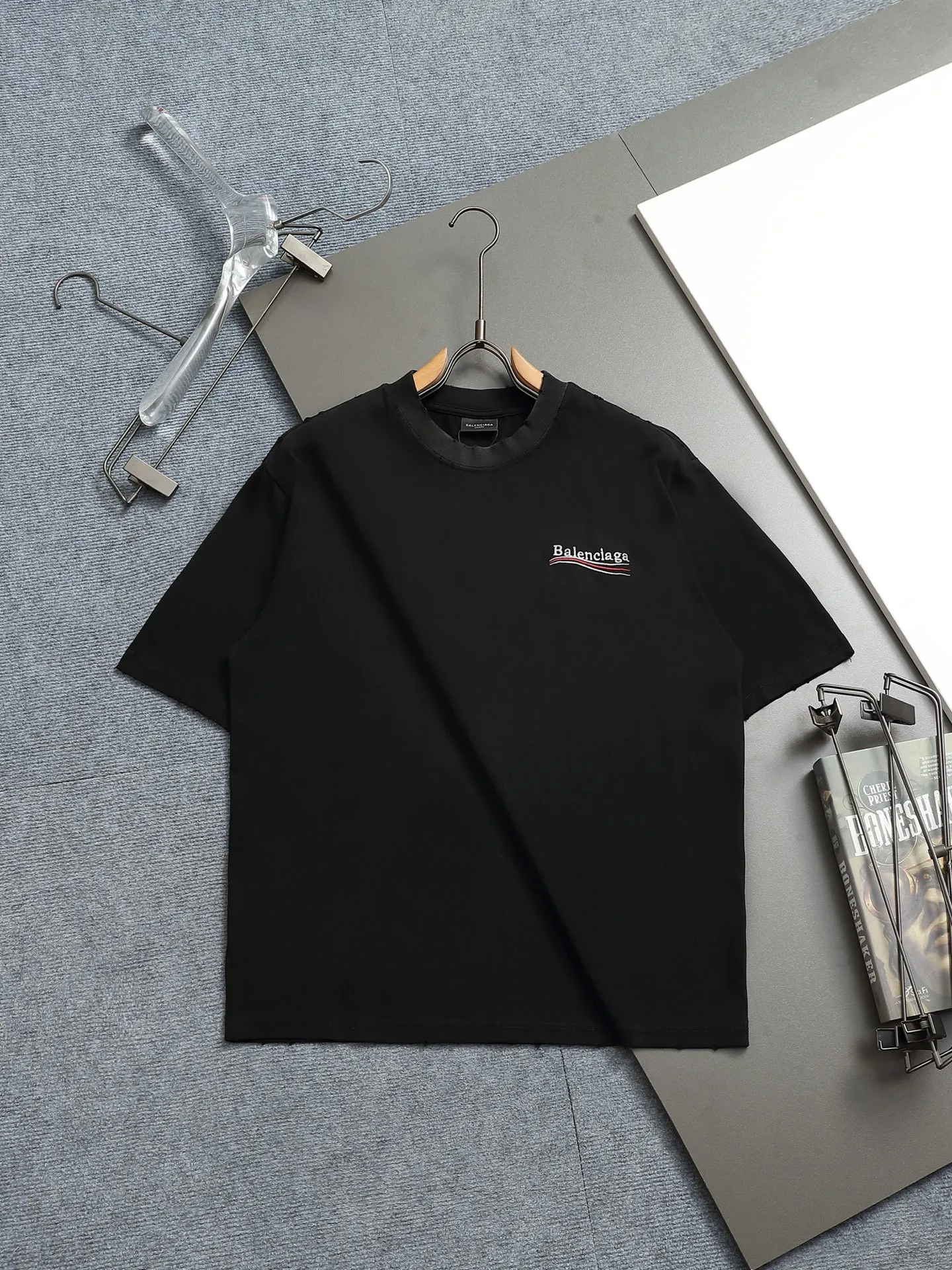 🅿️190 𝗕𝗮𝗹𝗲𝗻𝗰𝗶𝗮𝗴𝗮/Balenciaga 2025SS Classic Coke Wave Three-dimensional Embroidery Round Neck Short Sleeve - 𝘀𝗶𝘇𝗲:𝗫𝗦 𝗦 𝗠 𝗟 - Color: Black White ✅No.1 quality in this market Real ceiling quality ✅All original development drawings pay attention to details to avoid mixed distribution of stolen pictures ✅Correct 300g custom-woven and dyed double yarn fabric Soft and comfortable ✅Correct imported material embroidery thread Japanese Tajima Wanzhen Heavy Industries embroidery machine Letters are clear and three-dimensional ✅Thread dyeing has no color difference Overweight craftsmanship Differentiates market currency Here is an explanation of why mine is a little more expensive than others,