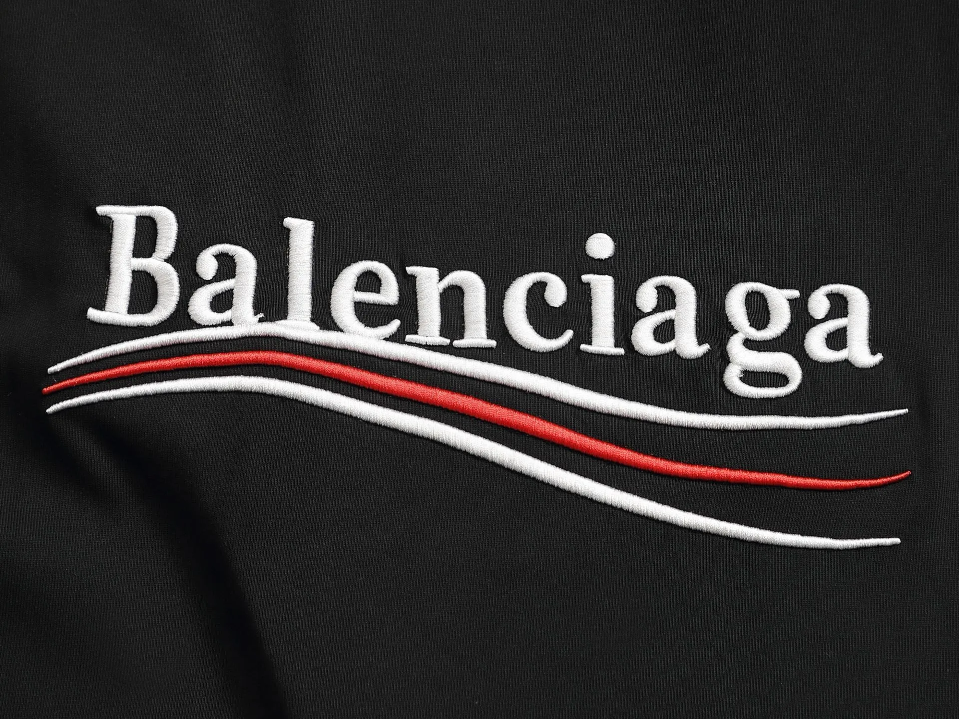 🅿️190 𝗕𝗮𝗹𝗲𝗻𝗰𝗶𝗮𝗴𝗮/Balenciaga 2025SS Classic Coke Wave Three-dimensional Embroidery Round Neck Short Sleeve - 𝘀𝗶𝘇𝗲:𝗫𝗦 𝗦 𝗠 𝗟 - Color: Black White ✅No.1 quality in this market Real ceiling quality ✅All original development drawings pay attention to details to avoid mixed distribution of stolen pictures ✅Correct 300g custom-woven and dyed double yarn fabric Soft and comfortable ✅Correct imported material embroidery thread Japanese Tajima Wanzhen Heavy Industries embroidery machine Letters are clear and three-dimensional ✅Thread dyeing has no color difference Overweight craftsmanship Differentiates market currency Here is an explanation of why mine is a little more expensive than others,