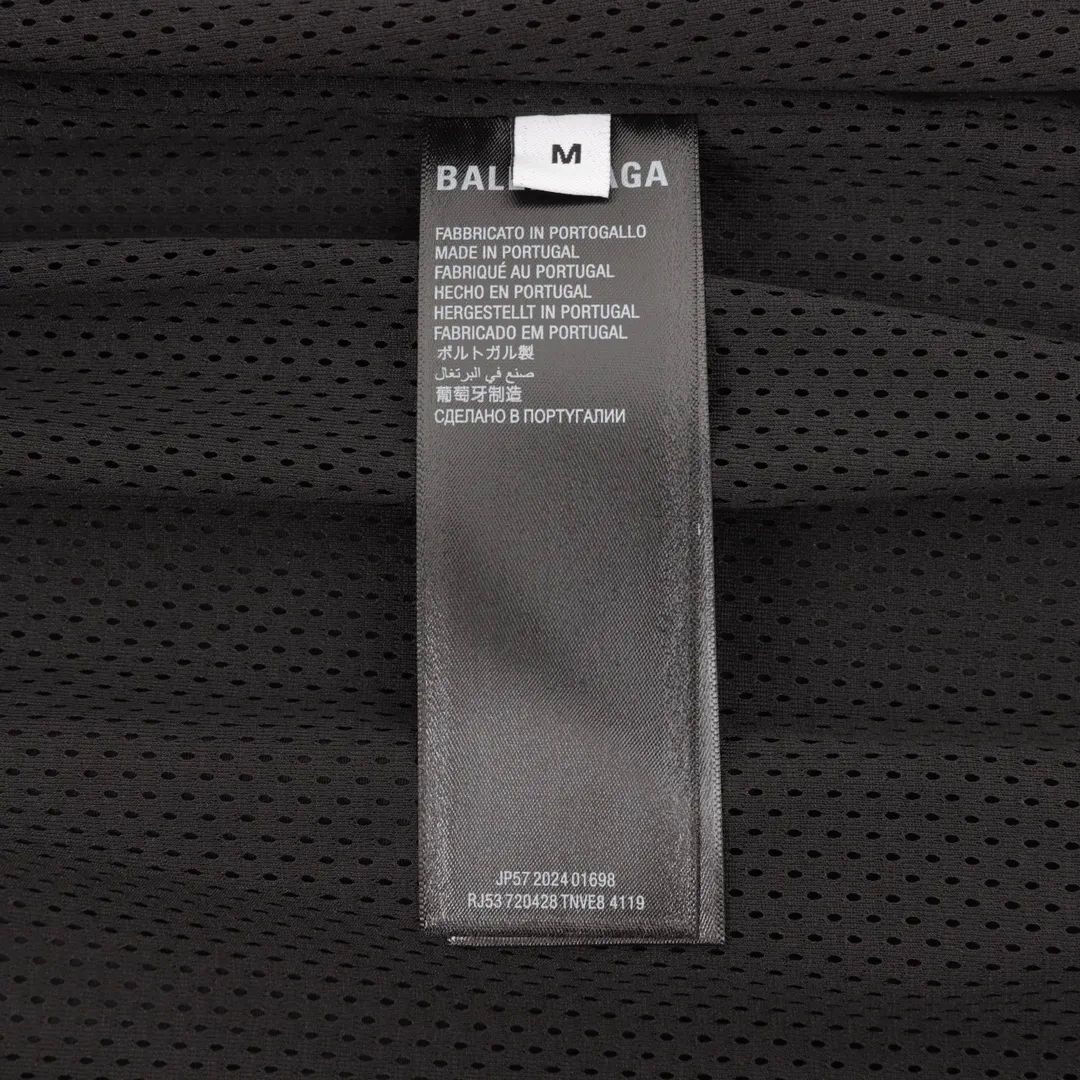 🅿️620 balenciaga/Balenciaga tape printed jacket, light luxury, a must-have item for daily commuting for men and women. Correct version welcome to compare · Made of T800 professional jacket polyester fabric · The entire fabric is pre-treated with a waterproof coating · The interior is made of three-level polyester bird's eye mesh · OS ultra-loose silhouette design · Side zipper pockets Small high stand collar design · Internal zipper hidden pocket design · Elastic waistband design at the hem · Customized molded hardware zippers Double puller design for jackets · Printing adopts Israeli Kornit digital direct printing process · Original main mark, washed tag brand packaging SIZE: S-L
