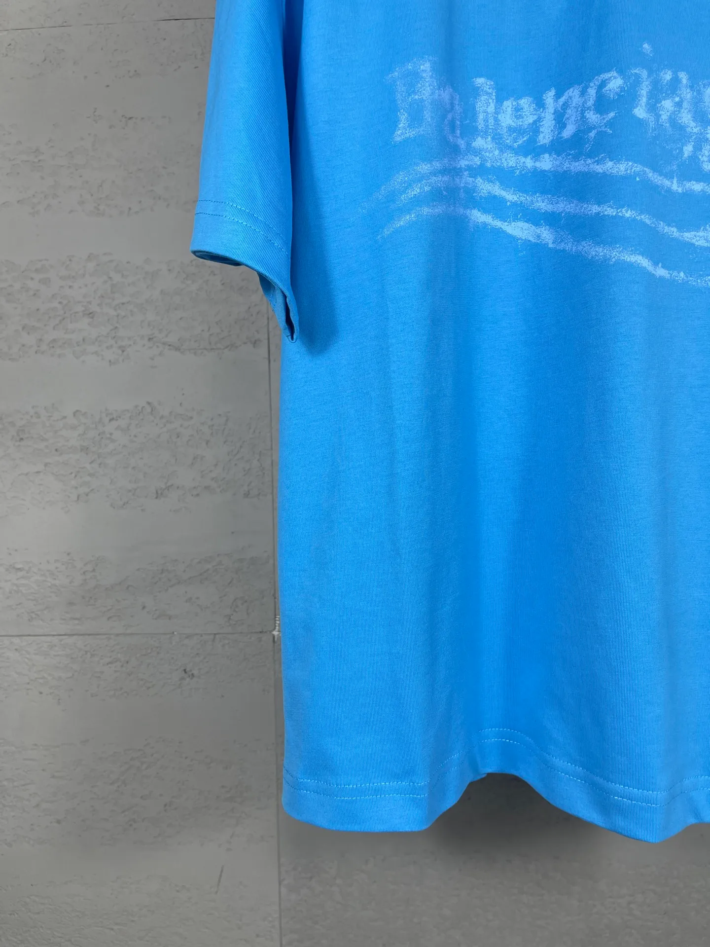 🅿️186 Note: Women’s version, real photos [Top version. Official website quality] BALENCI*GA/Paris #SS25 new style front and back wave print direct-injection printed washed short-sleeved T-shirt. 2025 spring and summer brick cabinet synchronization welcomes comparison. The fabric is made of Paris ZP custom-woven and dyed cotton double yarn, weighing 260 grams. The cloth surface is clean. The cloth pattern is clear, soft and comfortable. The threads are dyed with no color difference. The printing adopts computer direct printing, and the effect is three-dimensional. Restore the brick cabinet, adopt the medium version. Women's version Code: BL253731 Color: Washed black, sky blue Size: XS S M L