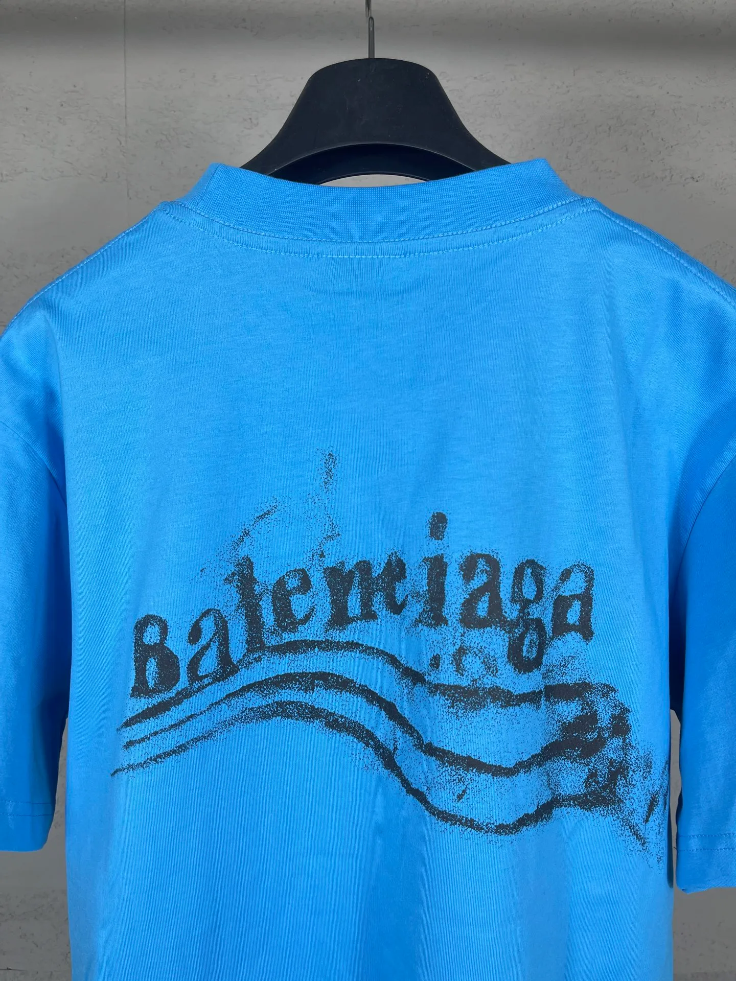 🅿️186 Note: Women’s version, real photos [Top version. Official website quality] BALENCI*GA/Paris #SS25 new style front and back wave print direct-injection printed washed short-sleeved T-shirt. 2025 spring and summer brick cabinet synchronization welcomes comparison. The fabric is made of Paris ZP custom-woven and dyed cotton double yarn, weighing 260 grams. The cloth surface is clean. The cloth pattern is clear, soft and comfortable. The threads are dyed with no color difference. The printing adopts computer direct printing, and the effect is three-dimensional. Restore the brick cabinet, adopt the medium version. Women's version Code: BL253731 Color: Washed black, sky blue Size: XS S M L
