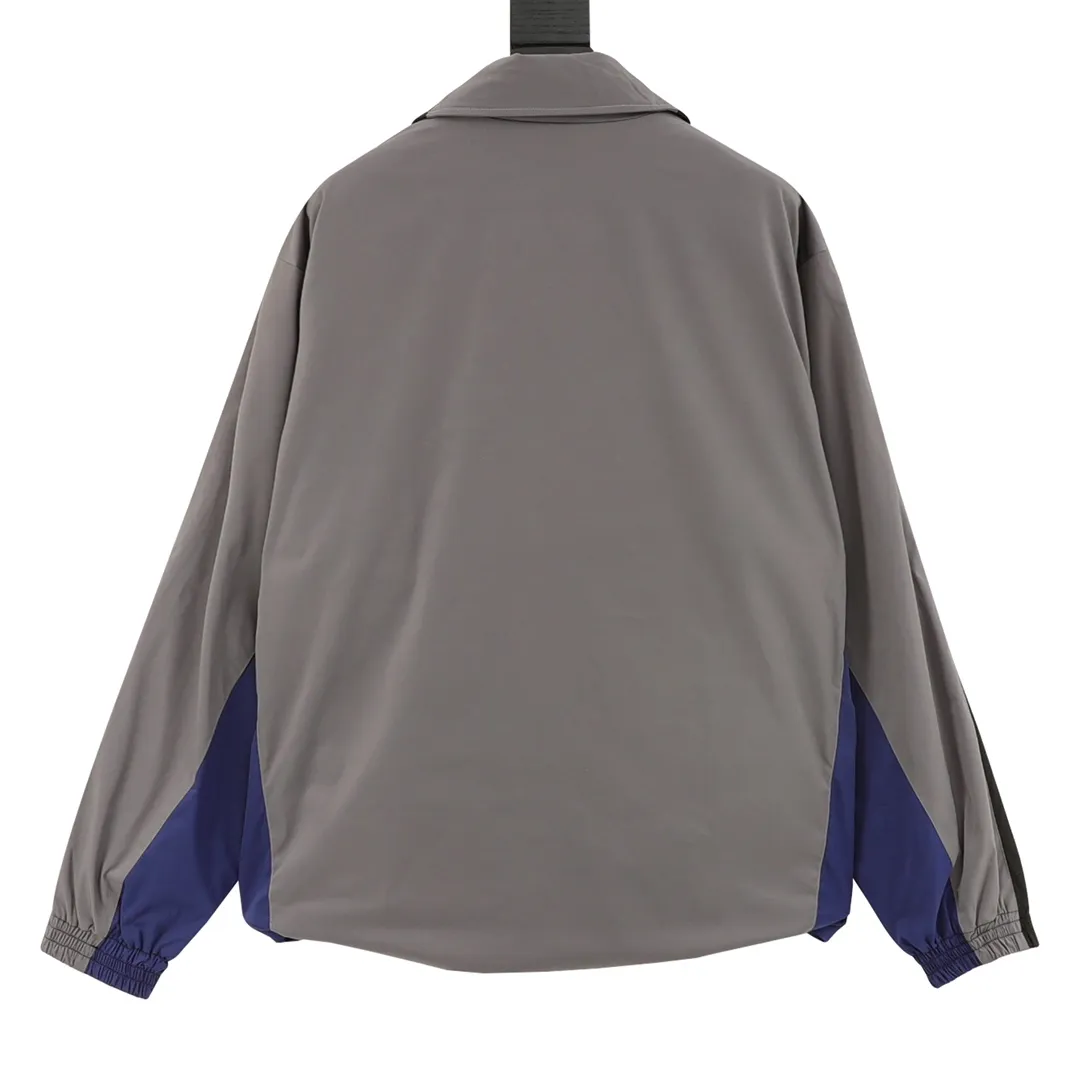 🅿️570 Balenciaga/Balenciaga two-color stitching letter embroidered windbreaker jacket This product uses high-quality PET sliced ​​polyester fiber as the spinning raw material to ensure that it has stable chemical and physical properties. Using a high-speed spinning process, PET slices are made into POY (pre-oriented yarn) or FDY (fully drawn yarn) through melting, filtration, spinneret extrusion and other steps. These filament products have the characteristics of high breaking strength, high elastic modulus, excellent heat setting properties, good resilience properties, heat resistance, light resistance, corrosion resistance, easy washing and quick drying. It adopts the classic washing and distressing process and is carefully polished to present a unique whitening effect, showing the retro charm that has accumulated over time. This process uses specific washing methods to achieve a certain visual and tactile effect on the garments, giving the garments an old and worn feel. Same style for men and women Sizes: XS-L