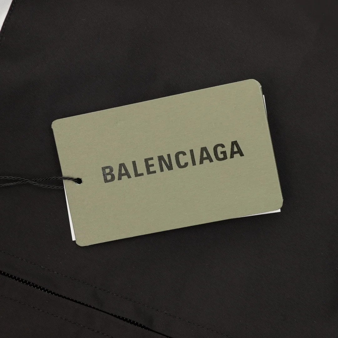 🅿️570 Balenciaga/Balenciaga two-color stitching letter embroidered windbreaker jacket This product uses high-quality PET sliced ​​polyester fiber as the spinning raw material to ensure that it has stable chemical and physical properties. Using a high-speed spinning process, PET slices are made into POY (pre-oriented yarn) or FDY (fully drawn yarn) through melting, filtration, spinneret extrusion and other steps. These filament products have the characteristics of high breaking strength, high elastic modulus, excellent heat setting properties, good resilience properties, heat resistance, light resistance, corrosion resistance, easy washing and quick drying. It adopts the classic washing and distressing process and is carefully polished to present a unique whitening effect, showing the retro charm that has accumulated over time. This process uses specific washing methods to achieve a certain visual and tactile effect on the garments, giving the garments an old and worn feel. Same style for men and women Sizes: XS-L