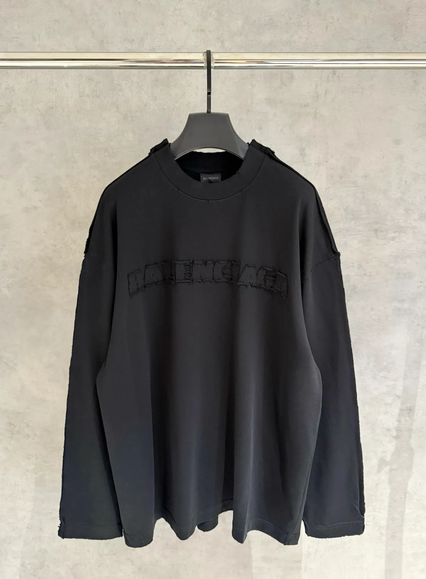 🅿️350 [Strict quality control] BAL Balenciaga's new appliqué embroidered long-sleeved sweatshirt T-shirt. Heavy 340g double yarn fabric. Wash the whole garment twice. Frayed and torn on all four sides. Heavy fabric. The neckline is made of icy Solona. Loose fit. Deep, wide and stylish. No deformation or shrinkage. Color: 3 colors, black, white and gray. Size: M-2xl