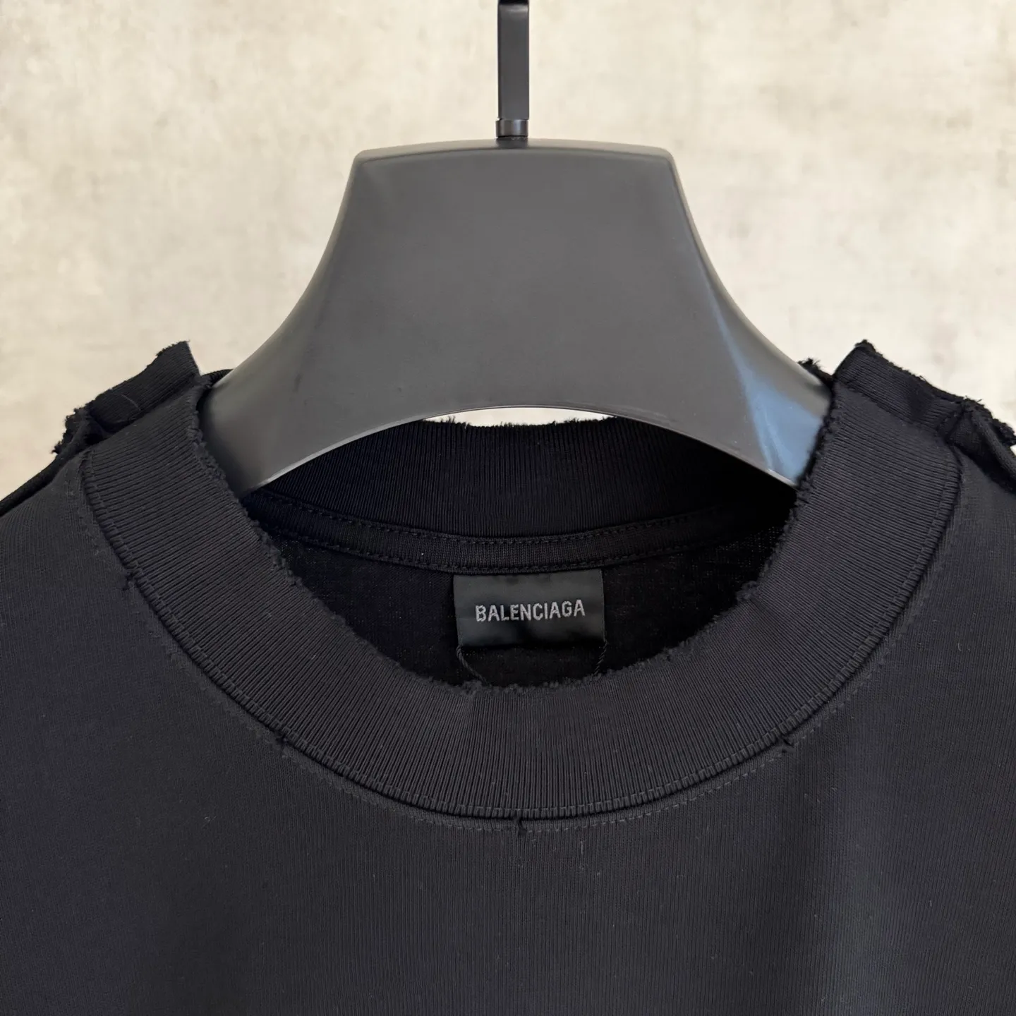 🅿️350 [Strict quality control] BAL Balenciaga's new appliqué embroidered long-sleeved sweatshirt T-shirt. Heavy 340g double yarn fabric. Wash the whole garment twice. Frayed and torn on all four sides. Heavy fabric. The neckline is made of icy Solona. Loose fit. Deep, wide and stylish. No deformation or shrinkage. Color: 3 colors, black, white and gray. Size: M-2xl