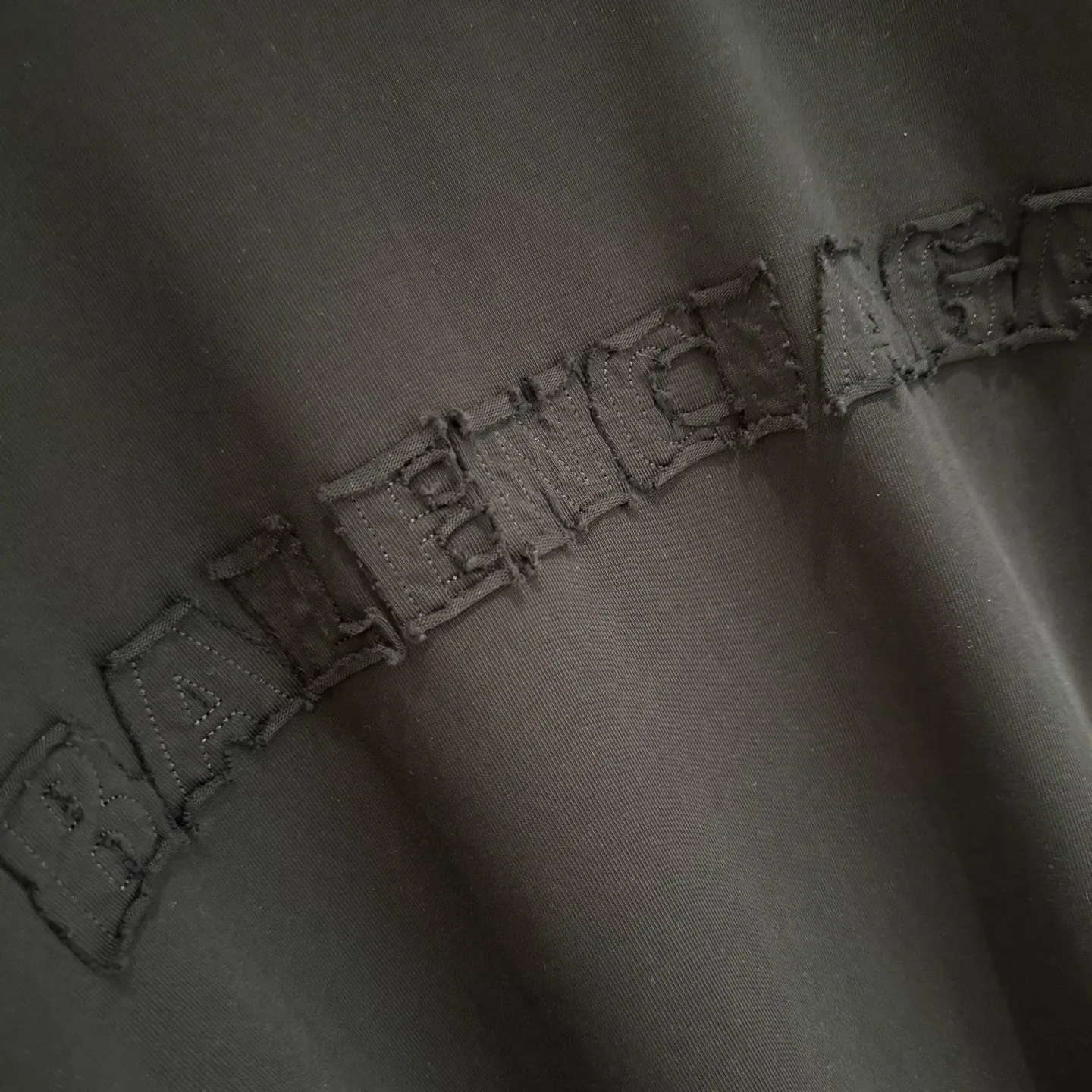 🅿️350 [Strict quality control] BAL Balenciaga's new appliqué embroidered long-sleeved sweatshirt T-shirt. Heavy 340g double yarn fabric. Wash the whole garment twice. Frayed and torn on all four sides. Heavy fabric. The neckline is made of icy Solona. Loose fit. Deep, wide and stylish. No deformation or shrinkage. Color: 3 colors, black, white and gray. Size: M-2xl