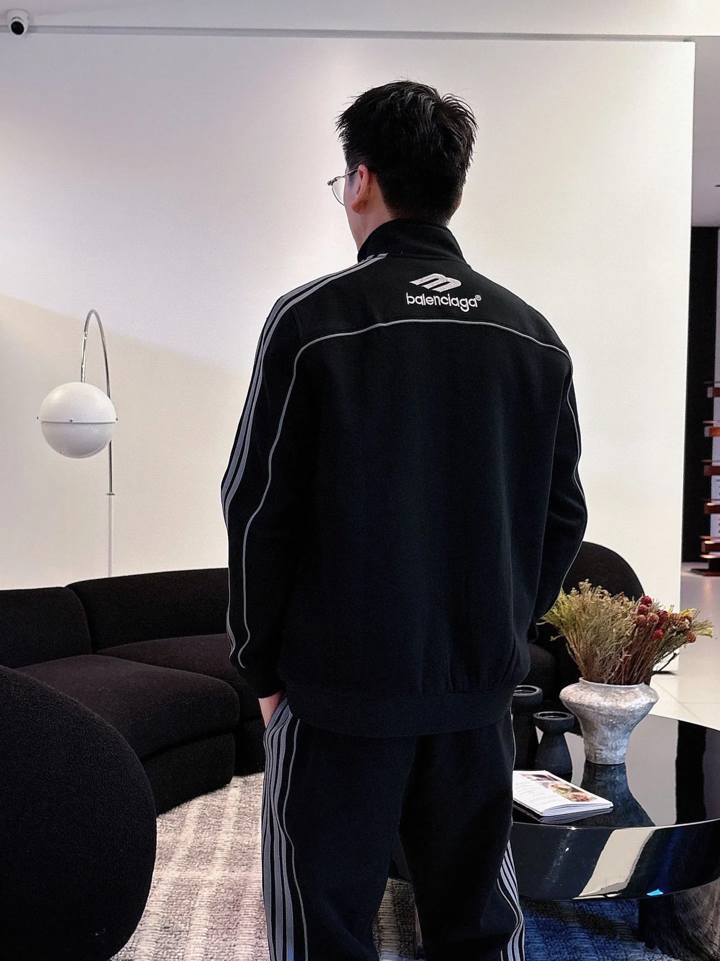 🅿️720 [BALENCIAGA] Hot-selling suit is coming. Focus on the original version of the official website. 2025 new hot-selling cardigan and sweatshirt suit. The original order is the best. 🇭🇰The meticulous work of top designers is dedicated to a fitting and perfect upper body effect. All-natural high-quality Tencel Roman cotton 100%, close-fitting comfort, noble and elegant! Original hardware embodies elegance and nobility! Counter size: M-3XL (maximum wear up to 190 pounds)