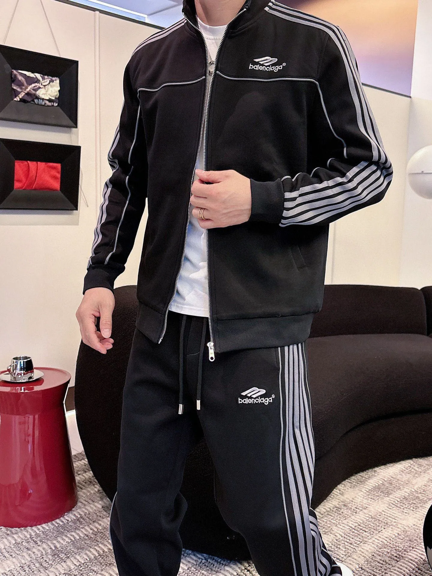 🅿️720 [BALENCIAGA] Hot-selling suit is coming. Focus on the original version of the official website. 2025 new hot-selling cardigan and sweatshirt suit. The original order is the best. 🇭🇰The meticulous work of top designers is dedicated to a fitting and perfect upper body effect. All-natural high-quality Tencel Roman cotton 100%, close-fitting comfort, noble and elegant! Original hardware embodies elegance and nobility! Counter size: M-3XL (maximum wear up to 190 pounds)