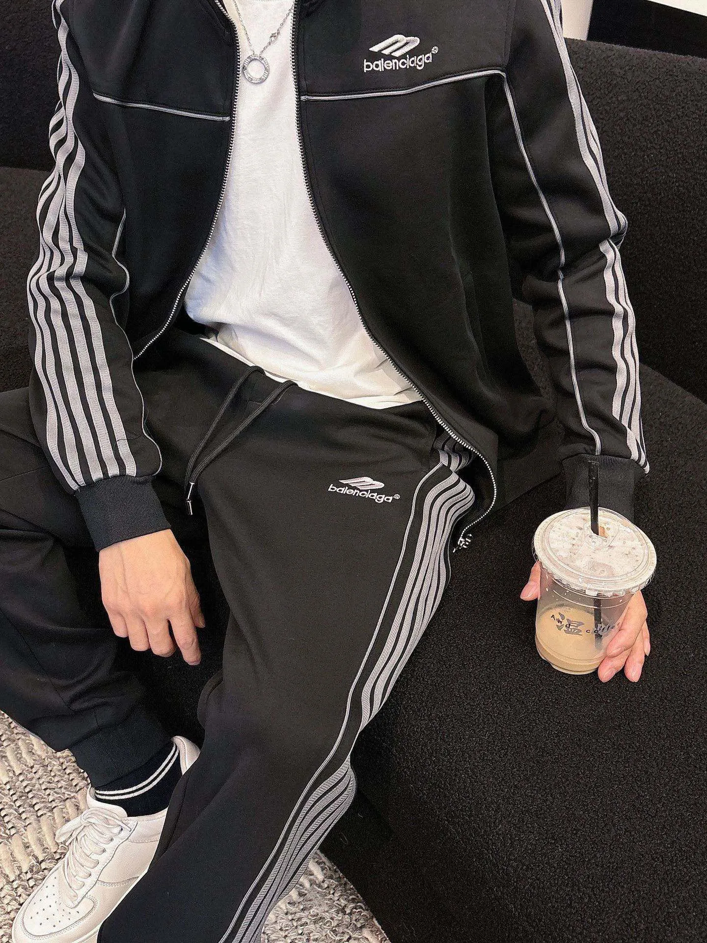 🅿️720 [BALENCIAGA] Hot-selling suit is coming. Focus on the original version of the official website. 2025 new hot-selling cardigan and sweatshirt suit. The original order is the best. 🇭🇰The meticulous work of top designers is dedicated to a fitting and perfect upper body effect. All-natural high-quality Tencel Roman cotton 100%, close-fitting comfort, noble and elegant! Original hardware embodies elegance and nobility! Counter size: M-3XL (maximum wear up to 190 pounds)