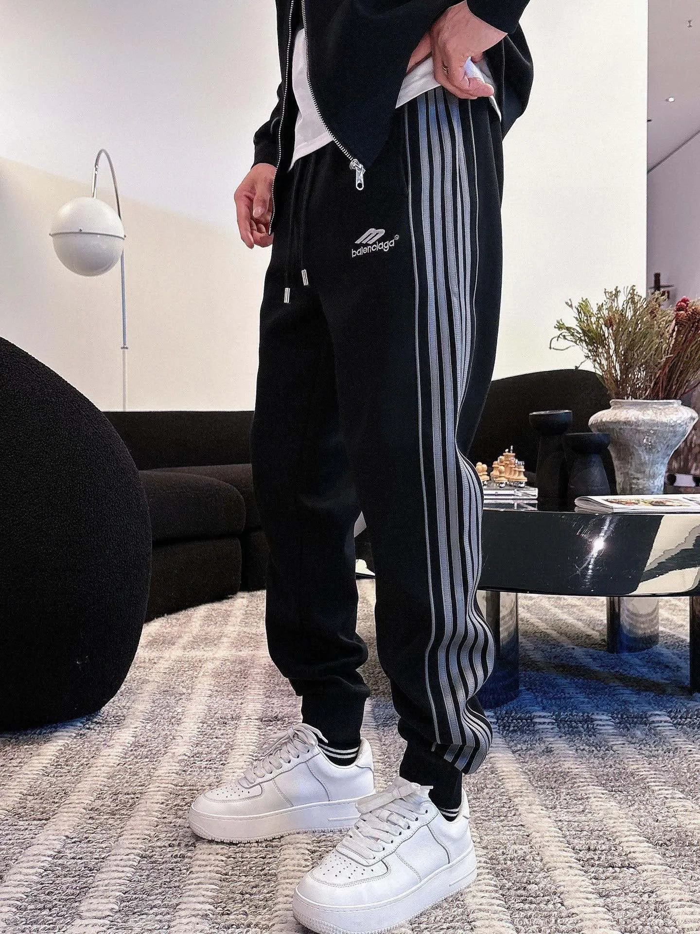 🅿️720 [BALENCIAGA] Hot-selling suit is coming. Focus on the original version of the official website. 2025 new hot-selling cardigan and sweatshirt suit. The original order is the best. 🇭🇰The meticulous work of top designers is dedicated to a fitting and perfect upper body effect. All-natural high-quality Tencel Roman cotton 100%, close-fitting comfort, noble and elegant! Original hardware embodies elegance and nobility! Counter size: M-3XL (maximum wear up to 190 pounds)