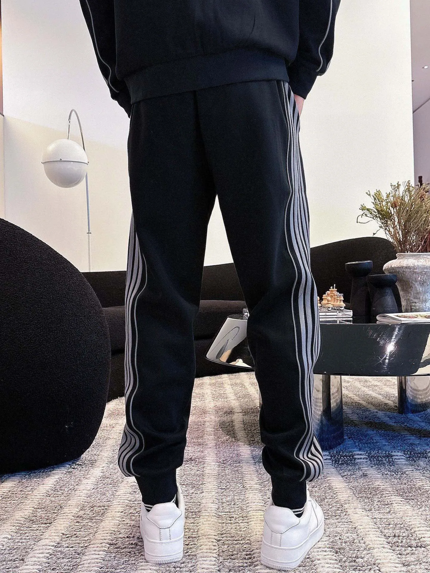 🅿️720 [BALENCIAGA] Hot-selling suit is coming. Focus on the original version of the official website. 2025 new hot-selling cardigan and sweatshirt suit. The original order is the best. 🇭🇰The meticulous work of top designers is dedicated to a fitting and perfect upper body effect. All-natural high-quality Tencel Roman cotton 100%, close-fitting comfort, noble and elegant! Original hardware embodies elegance and nobility! Counter size: M-3XL (maximum wear up to 190 pounds)