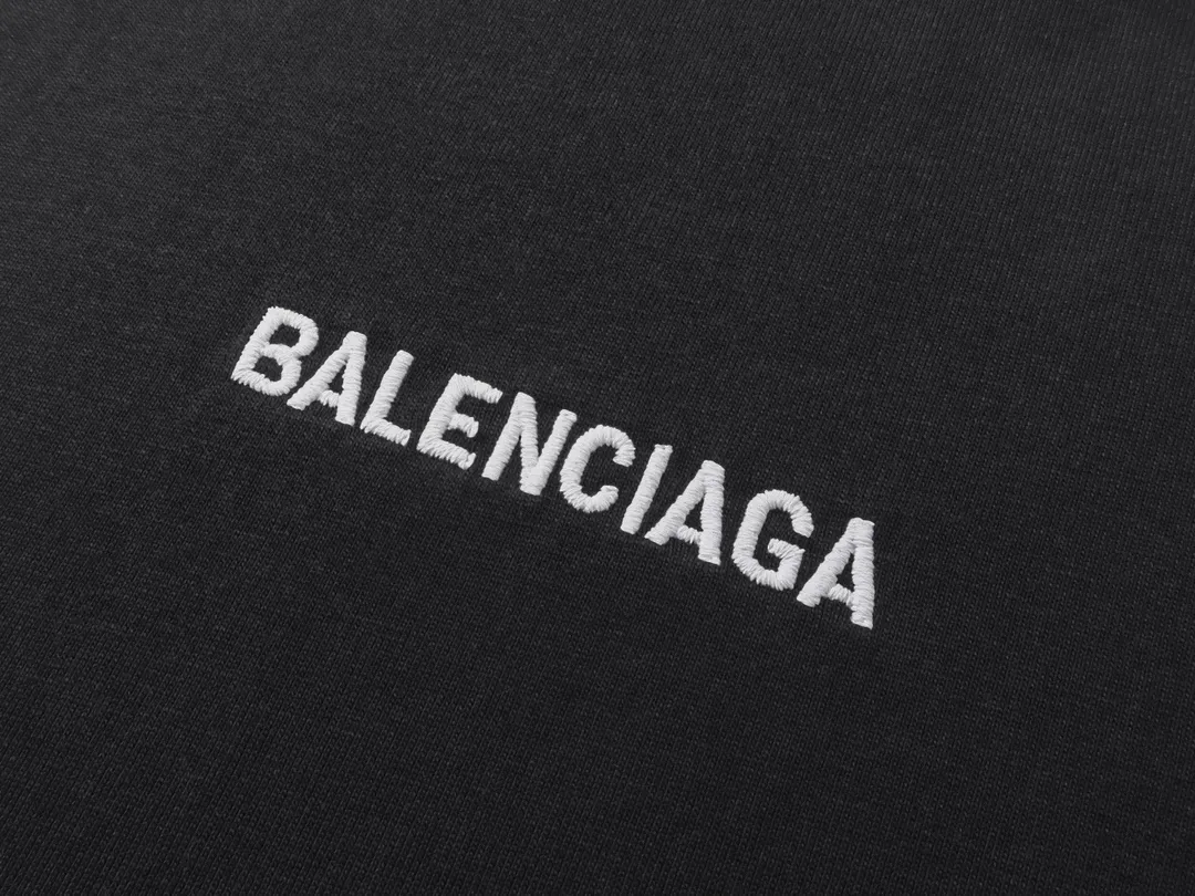 🅿️210 Real photos [Top version. Official website quality] BALENCI*GA/Paris #Classic style. Classic letter embroidered long-sleeved T-shirt on the front and back #2024 spring and autumn brick cabinet synchronization.                       The fabric is made of Paris ZP custom-woven and dyed cotton double yarn, weighing 260 grams. The cloth surface is clean. The cloth pattern is clear, soft and comfortable. The threads are dyed with no color difference. The classic letters are embroidered with an imported embroidery machine. The letters are clear and the effect is three-dimensional, restoring the brick cabinet. The version adopts the OS loose shoulder style. The same style for men and women. Coding: BL235067 Color: black, white, smoke gray Size: XS S M L