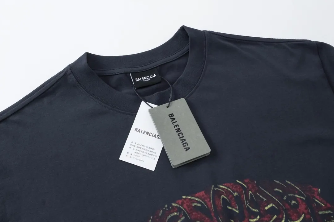 🅿️186 Detail Picture [Top version. Official website quality] BALENCI*GA/Paris. 2024 latest flame graffiti direct-printed short-sleeved T-shirt. Brick cabinet synchronization. ⚠️Difference in market currency. Developed by YB. The fabric is made of Paris ZP custom-woven and dyed 100% cotton double yarn compact cotton. The weight is 260 grams, the cloth surface is clean. The cloth pattern is clear, soft and comfortable. The threads are dyed with no color difference. The front and back printing adopts Kornit direct-injection printing pattern and adopts OS loose shoulder-dropping pattern. Same style for men and women. Code: BL223109 Color: dark gray blue. Pink. White Size: XS to L