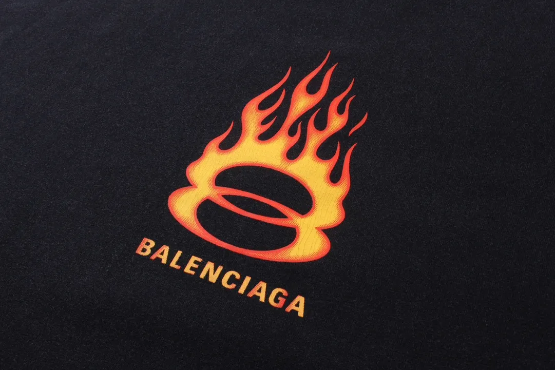 🅿️270 BALENCI*GA Paris s#Double Ring# flame direct spray printed washed and distressed long sleeves. The fabric is made of Paris ZP custom woven and dyed double yarn pure cotton fabric 280g. The thread is custom woven and dyed without color difference before and after. The printing is made of environmentally friendly imported materials direct spray. The ready-made garments are washed in many places to make them worn and worn. Two high-temperature shaping washes. os dropped shoulders and loose version. Same style for men and women -Color: washed black -SIZE: XS S M L Style number 8626#