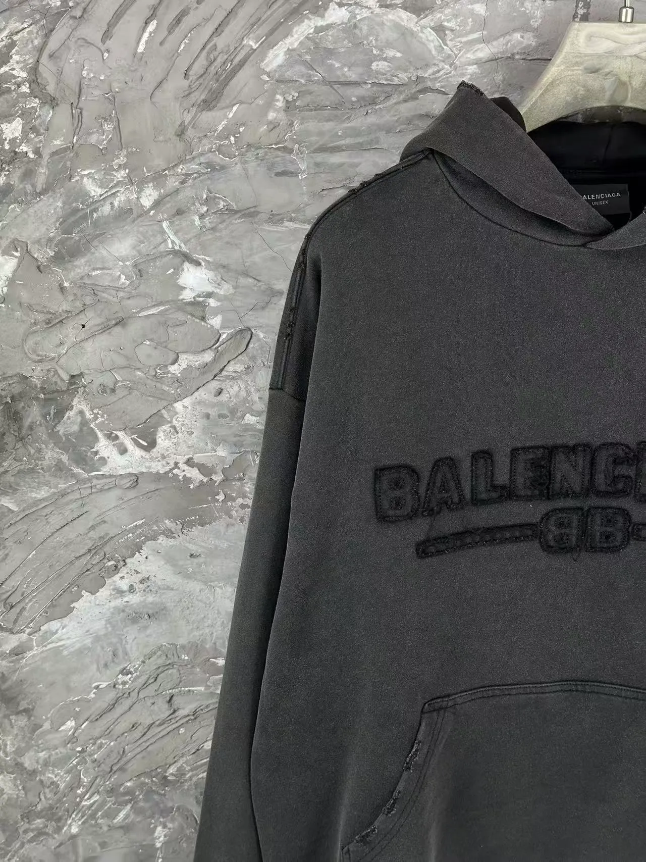 🅿️380 - BALENCI*GA Paris' latest hooded long-sleeved sweatshirt with chest patch with letter LOGO. The classic letter LOGO on the front is patched and embroidered with an imported Tajima embroidery machine. The master manually positions and hand-grinds the fixed points. The ready-made garments are washed and worn. Overweight craftsmanship. The effect is three-dimensional. Exclusively pattern-woven and dyed 460g fabric. Threads are dyed in the same vat with zero color difference. Brick cabinets are synchronized. Comparisons are welcome. Same style for men and women. -Color: Washed black -SIZE: Xs S M L style number 8960#