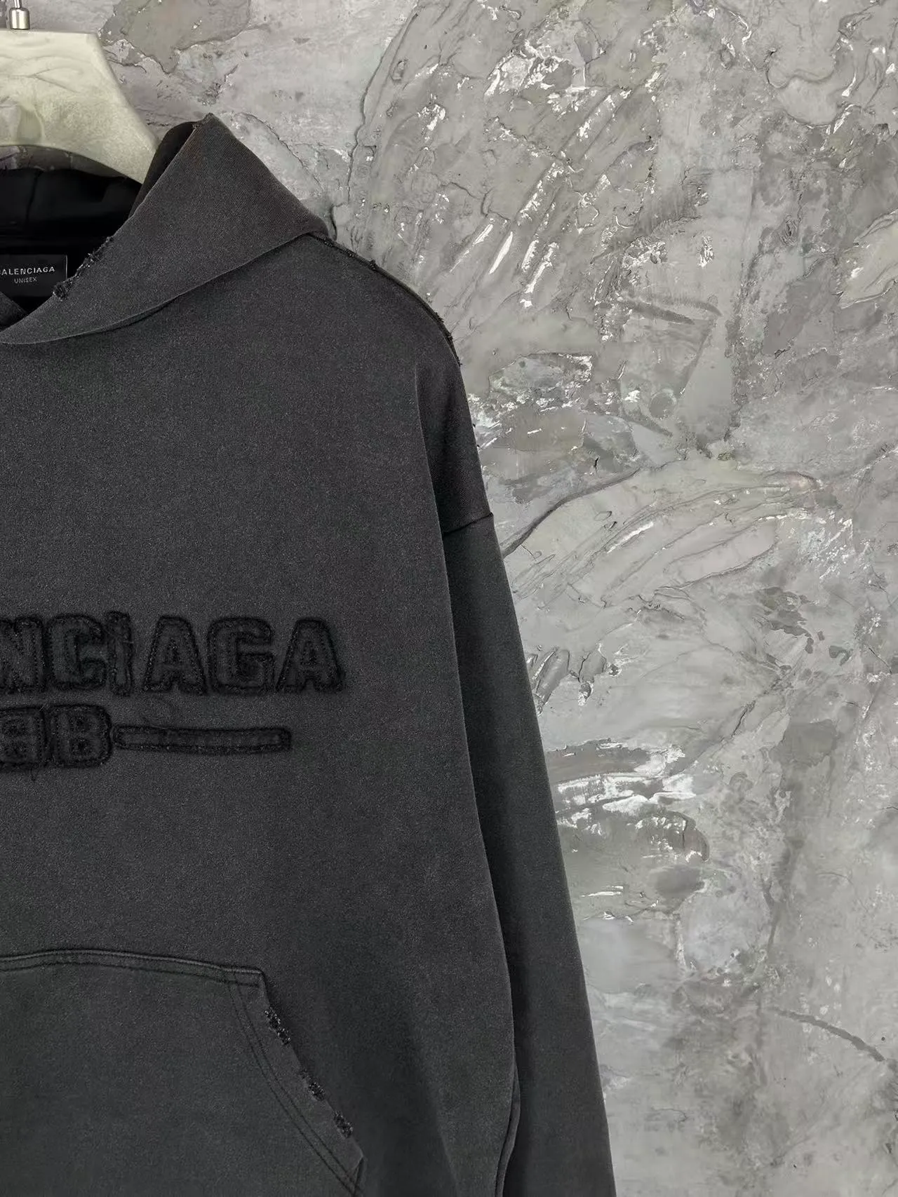 🅿️380 - BALENCI*GA Paris' latest hooded long-sleeved sweatshirt with chest patch with letter LOGO. The classic letter LOGO on the front is patched and embroidered with an imported Tajima embroidery machine. The master manually positions and hand-grinds the fixed points. The ready-made garments are washed and worn. Overweight craftsmanship. The effect is three-dimensional. Exclusively pattern-woven and dyed 460g fabric. Threads are dyed in the same vat with zero color difference. Brick cabinets are synchronized. Comparisons are welcome. Same style for men and women. -Color: Washed black -SIZE: Xs S M L style number 8960#