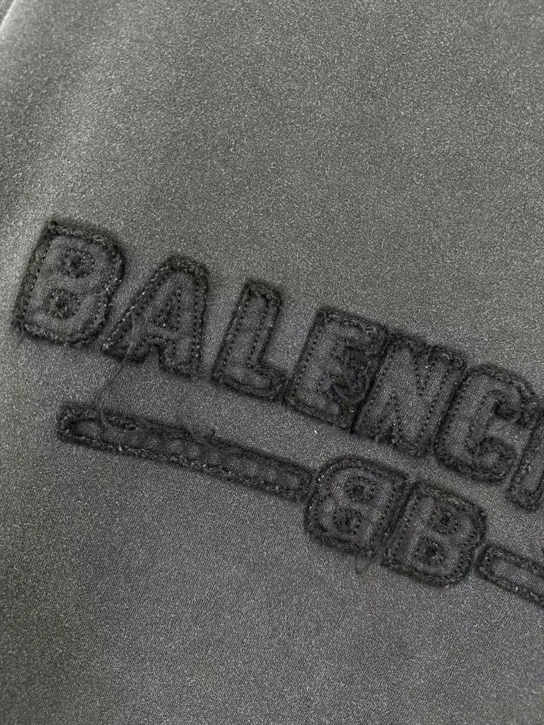 🅿️380 - BALENCI*GA Paris' latest hooded long-sleeved sweatshirt with chest patch with letter LOGO. The classic letter LOGO on the front is patched and embroidered with an imported Tajima embroidery machine. The master manually positions and hand-grinds the fixed points. The ready-made garments are washed and worn. Overweight craftsmanship. The effect is three-dimensional. Exclusively pattern-woven and dyed 460g fabric. Threads are dyed in the same vat with zero color difference. Brick cabinets are synchronized. Comparisons are welcome. Same style for men and women. -Color: Washed black -SIZE: Xs S M L style number 8960#