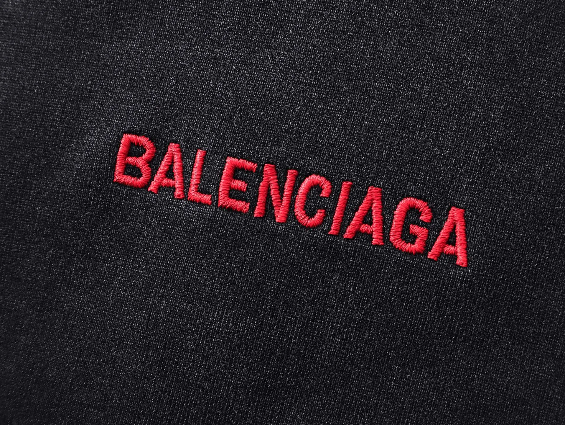 🅿️340 real shots [Top version. Official website quality] BALENCI*GA/25 new model. The latest SS25 style hooded sweatshirt with Paris LOGO embroidery on the front and back. Research and development at the first time, different market currencies. Comparisons welcome. The fabric is made of Paris ZP custom-woven and dyed cotton sweatshirt. Weighing 460 grams, the cloth surface is clean. The cloth pattern is clear, soft and comfortable. The threads are dyed with no color difference. The embroidery is done with embroidery machines imported from Tajima, and the garments are washed and aged. Jubie market currency. Welcome to compare. The version adopts OS loose shoulder design. Same style for men and women. Code: BL259969 Color: washed black Size: XS S M L