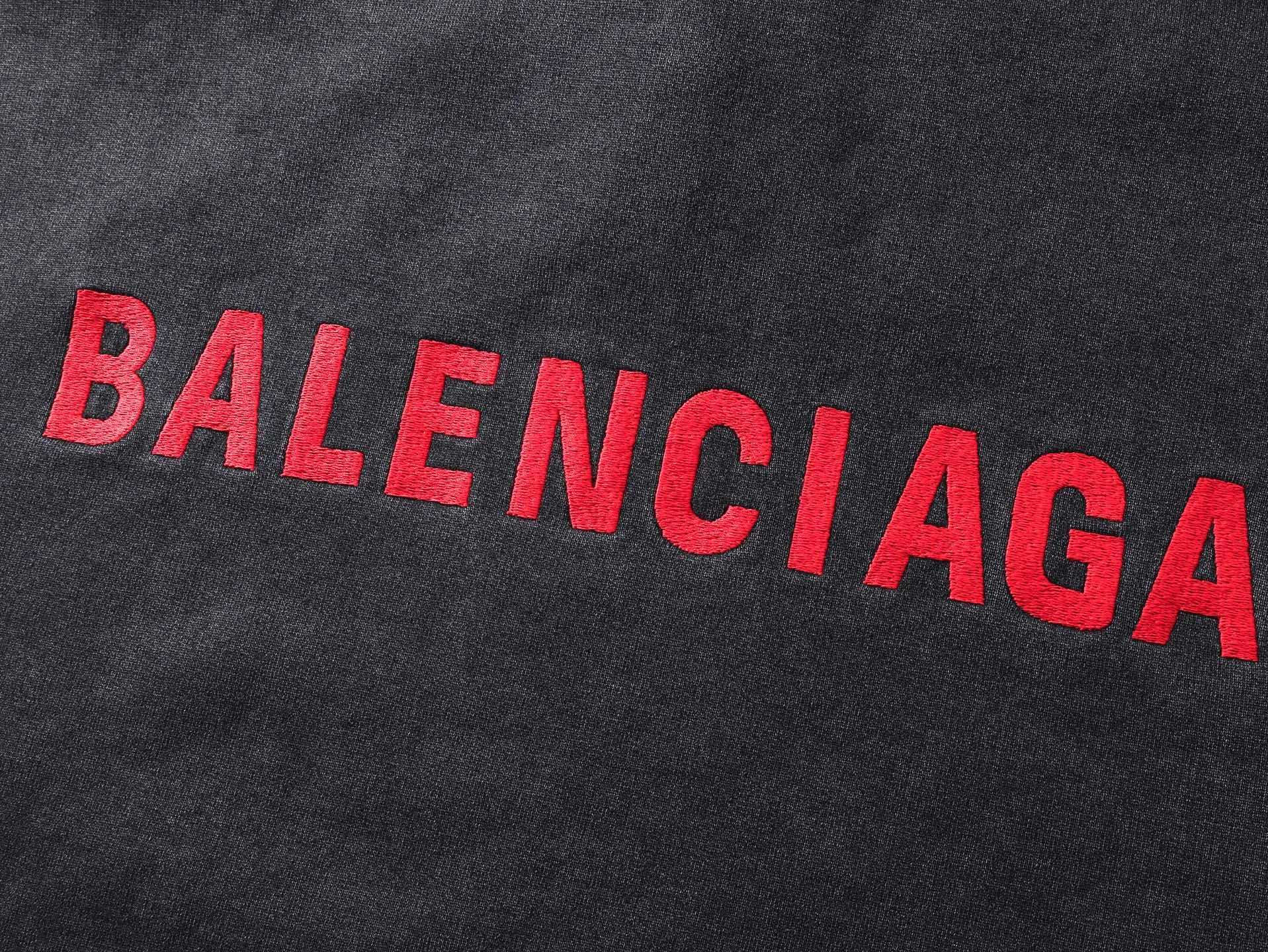 🅿️340 real shots [Top version. Official website quality] BALENCI*GA/25 new model. The latest SS25 style hooded sweatshirt with Paris LOGO embroidery on the front and back. Research and development at the first time, different market currencies. Comparisons welcome. The fabric is made of Paris ZP custom-woven and dyed cotton sweatshirt. Weighing 460 grams, the cloth surface is clean. The cloth pattern is clear, soft and comfortable. The threads are dyed with no color difference. The embroidery is done with embroidery machines imported from Tajima, and the garments are washed and aged. Jubie market currency. Welcome to compare. The version adopts OS loose shoulder design. Same style for men and women. Code: BL259969 Color: washed black Size: XS S M L
