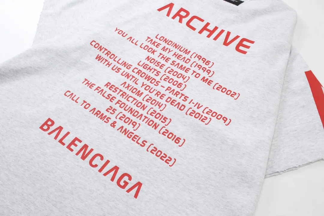 🅿️200 detailed picture [Top version. Official website quality] BALENCI*GA/Paris. 2024 latest global limited edition. BALENCIAGA joins forces with Archive to create a short-sleeved T-shirt. Crack printed washed distressed T-shirt. Overweight craftsmanship, brick cabinet synchronization. ⚠️Distinguish the market currency, genuine research and development, worn. The hand painting is consistent with ZP, and the printing uses imported cracked environmentally friendly glue. The garments are washed, worn and worn. The whole piece is designed with heavy craftsmanship. Comparisons welcome. The version adopts OS loose shoulder design. Same style for men and women. Code: BL223308 Color: black, gray and white. Size: XS to L