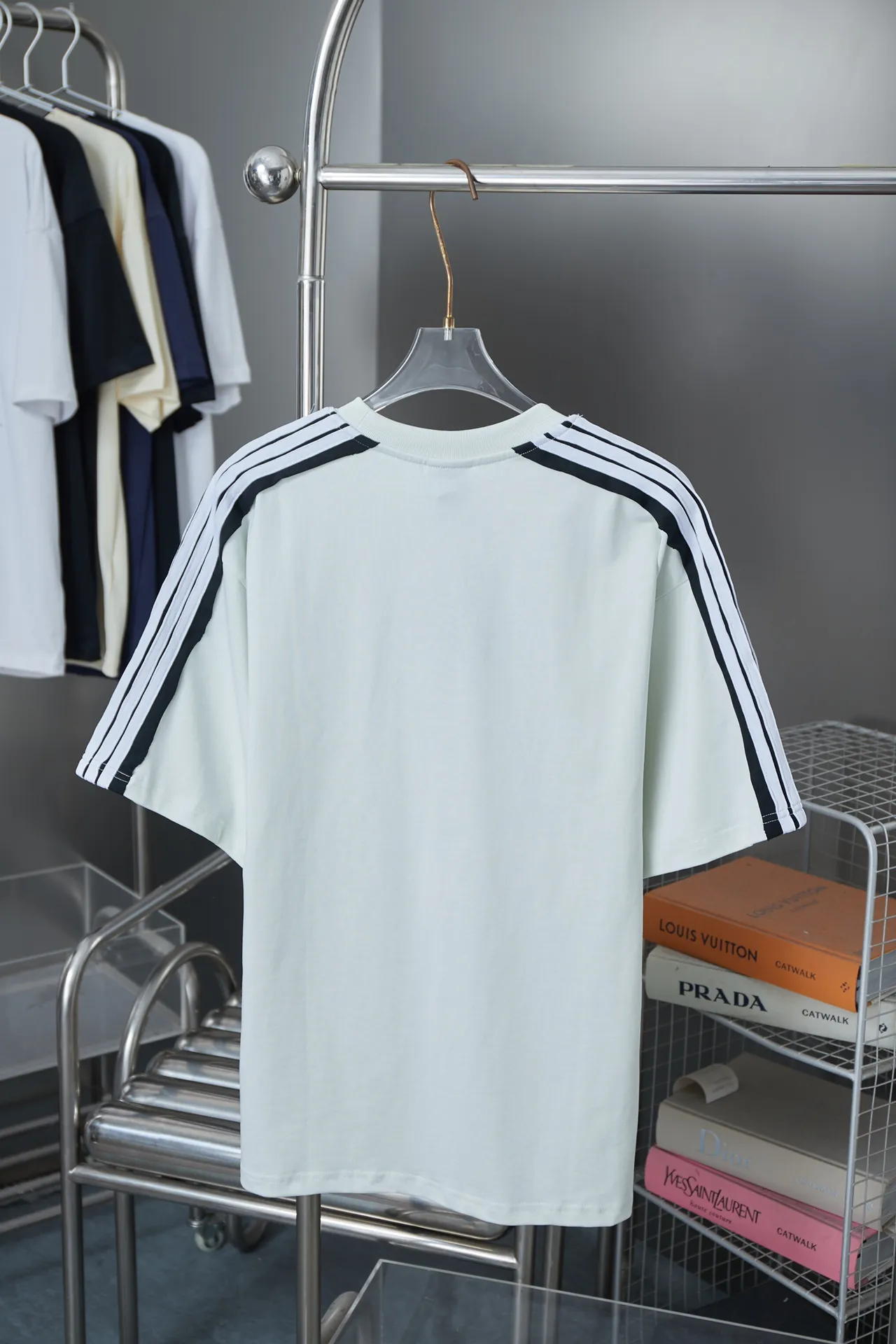 🅿️200 BALELE Balenciaga 25SS early spring new style Letter logo embroidered webbing splicing short sleeves Light luxury essential item for daily commuting for men and women Correct version Welcome to compare Detailed features · 320g 100% pure cotton double yarn jersey fabric · Custom dyed in the same cylinder, special thickened 32 count double-strand 1X1 thread · Letter logo embroidery · Shoulder webbing splicing design · Double-needle sewing and cross-seam technology · Original main mark, washed tag, brand moisture-proof paper packaging Color: White/Black Size: S/M/L/XL