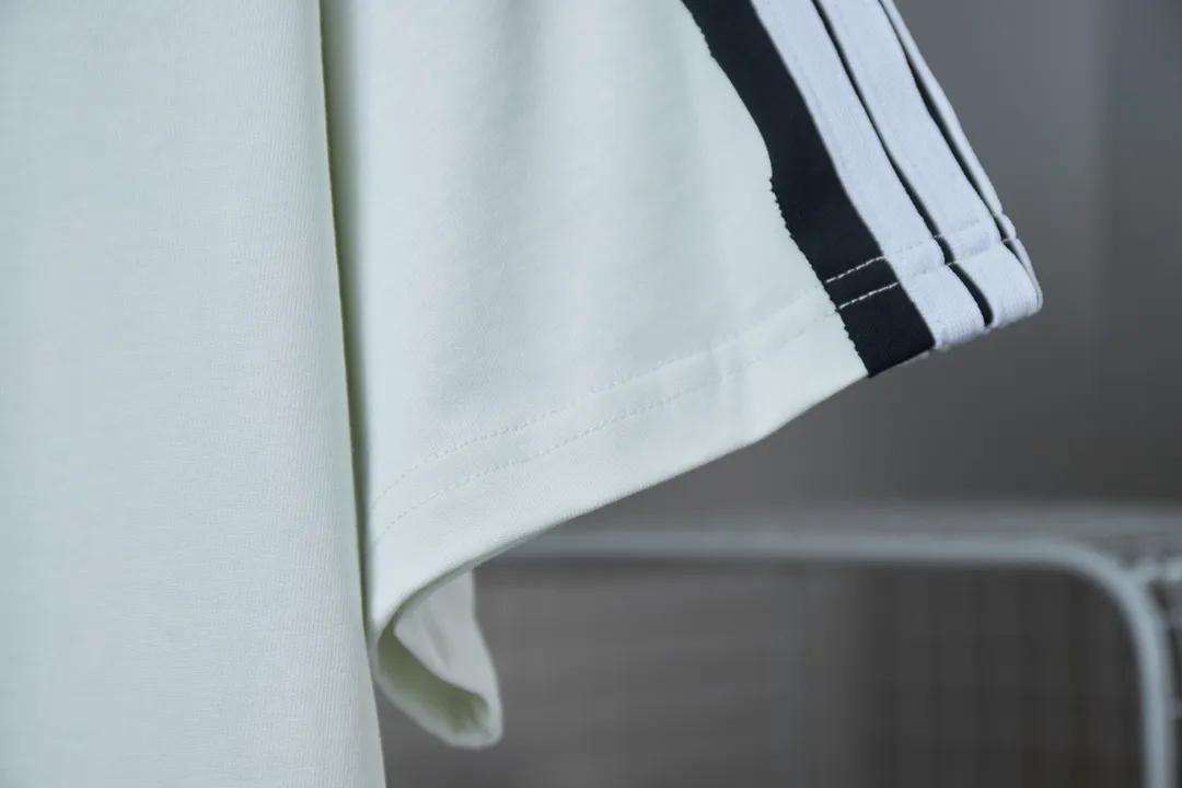 🅿️200 BALELE Balenciaga 25SS early spring new style Letter logo embroidered webbing splicing short sleeves Light luxury essential item for daily commuting for men and women Correct version Welcome to compare Detailed features · 320g 100% pure cotton double yarn jersey fabric · Custom dyed in the same cylinder, special thickened 32 count double-strand 1X1 thread · Letter logo embroidery · Shoulder webbing splicing design · Double-needle sewing and cross-seam technology · Original main mark, washed tag, brand moisture-proof paper packaging Color: White/Black Size: S/M/L/XL