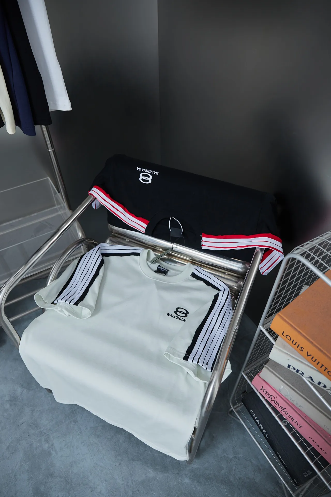 🅿️200 BALELE Balenciaga 25SS early spring new style Letter logo embroidered webbing splicing short sleeves Light luxury essential item for daily commuting for men and women Correct version Welcome to compare Detailed features · 320g 100% pure cotton double yarn jersey fabric · Custom dyed in the same cylinder, special thickened 32 count double-strand 1X1 thread · Letter logo embroidery · Shoulder webbing splicing design · Double-needle sewing and cross-seam technology · Original main mark, washed tag, brand moisture-proof paper packaging Color: White/Black Size: S/M/L/XL