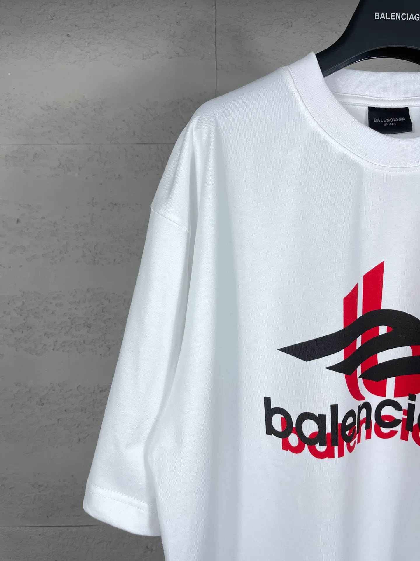 🅿️170 detailed pictures [Top version. Official website quality] BALENCI*GA/Paris. 2024 new style. Phantom double LOGO classic pattern printed short-sleeved T-shirt. Brick cabinet synchronization. Genuine product developed at the first time, happy to print and compare! The fabric is made of Paris ZP custom-woven and dyed cotton with double yarns and compact cotton. The weight is 260 grams. The cloth surface is clean. The cloth pattern is clear, soft and comfortable. The threads are dyed with no color difference. The classic printing is made of environmentally friendly imported materials, with LOGO phantom effect, clear letters and three-dimensional effect. Restore the brick cabinet. Ready-made clothes are washed and distressed, different market currency, welcome to compare, the version adopts OS loose shoulder version. Same style for men and women Coding: BL223318 Color: White Size: XS to L