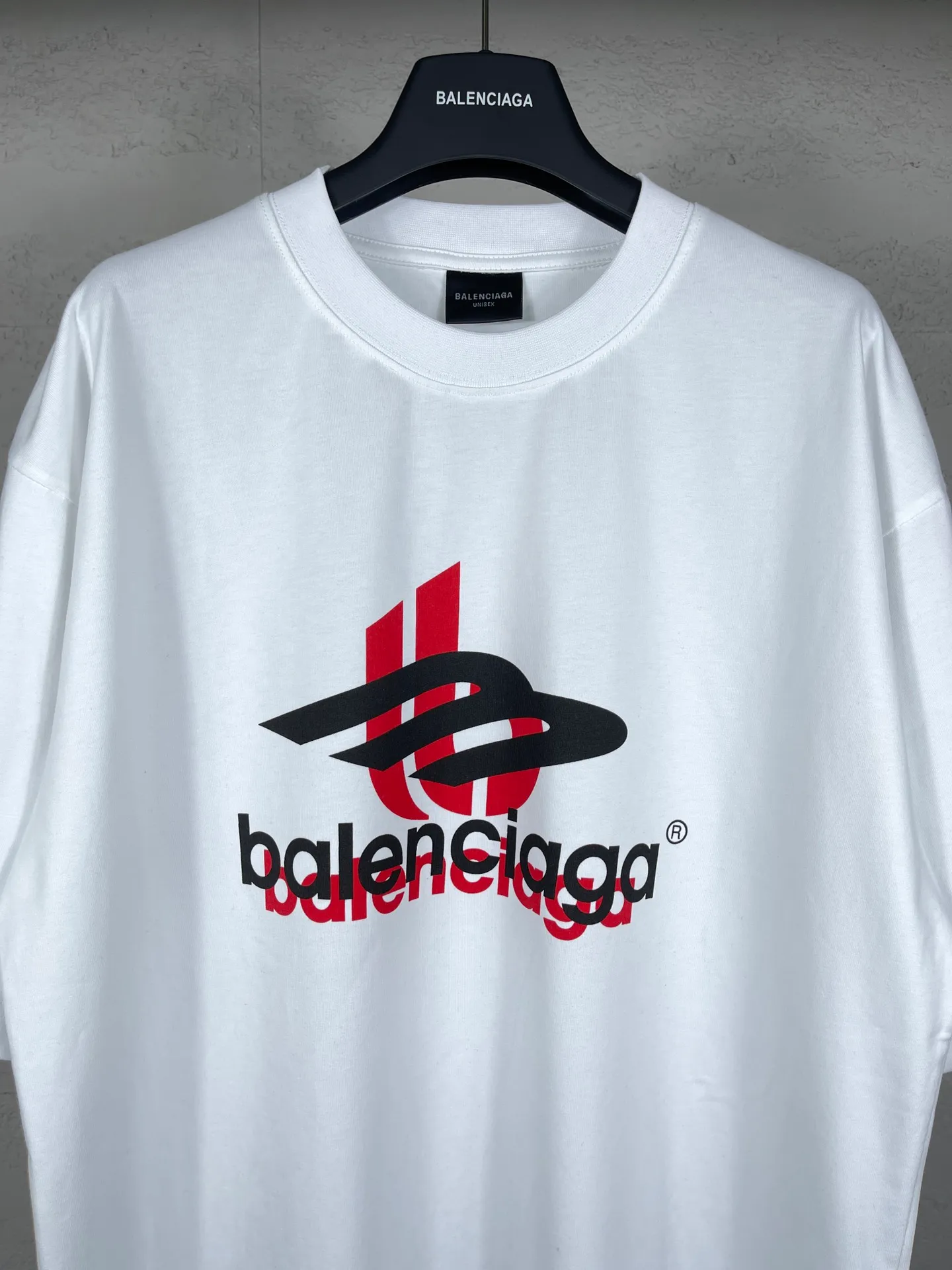 🅿️170 detailed pictures [Top version. Official website quality] BALENCI*GA/Paris. 2024 new style. Phantom double LOGO classic pattern printed short-sleeved T-shirt. Brick cabinet synchronization. Genuine product developed at the first time, happy to print and compare! The fabric is made of Paris ZP custom-woven and dyed cotton with double yarns and compact cotton. The weight is 260 grams. The cloth surface is clean. The cloth pattern is clear, soft and comfortable. The threads are dyed with no color difference. The classic printing is made of environmentally friendly imported materials, with LOGO phantom effect, clear letters and three-dimensional effect. Restore the brick cabinet. Ready-made clothes are washed and distressed, different market currency, welcome to compare, the version adopts OS loose shoulder version. Same style for men and women Coding: BL223318 Color: White Size: XS to L